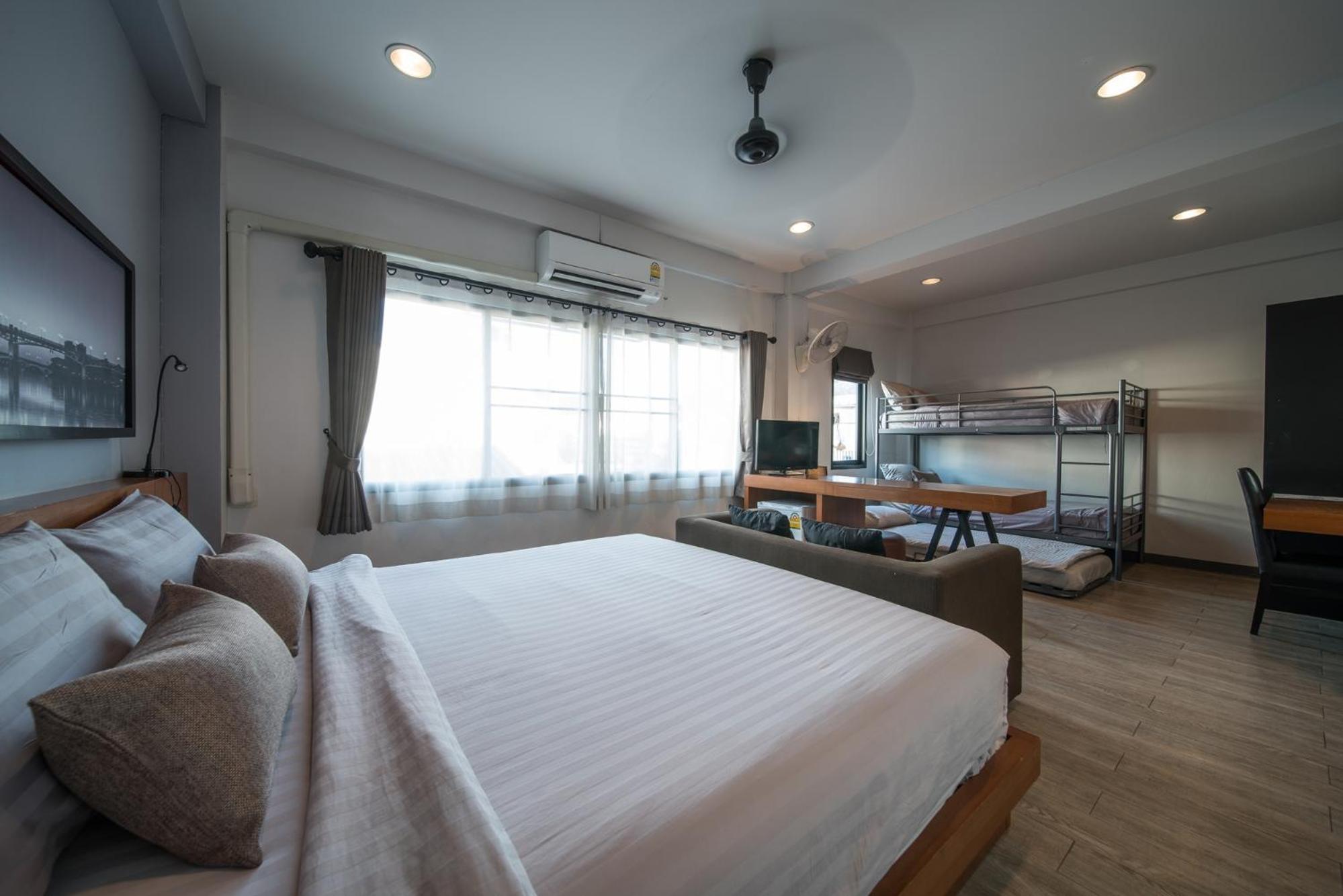 Family Room with Private Bathroom - Photo 7