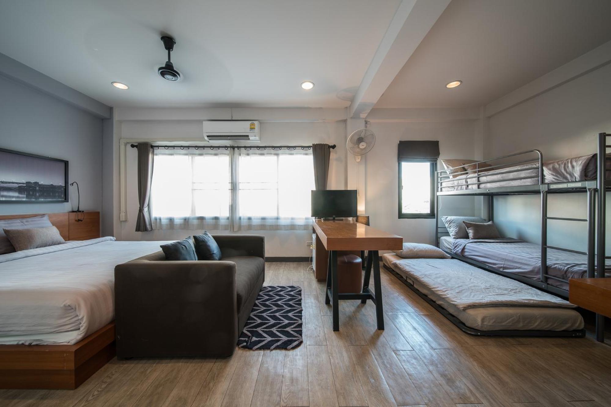 Family Room with Private Bathroom - Photo 3
