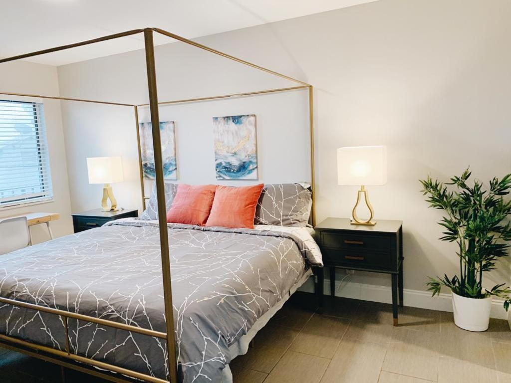 Premium Two Bedroom Two Bath Family Suite w/ Kitchen and Sofa Bed - Photo 17