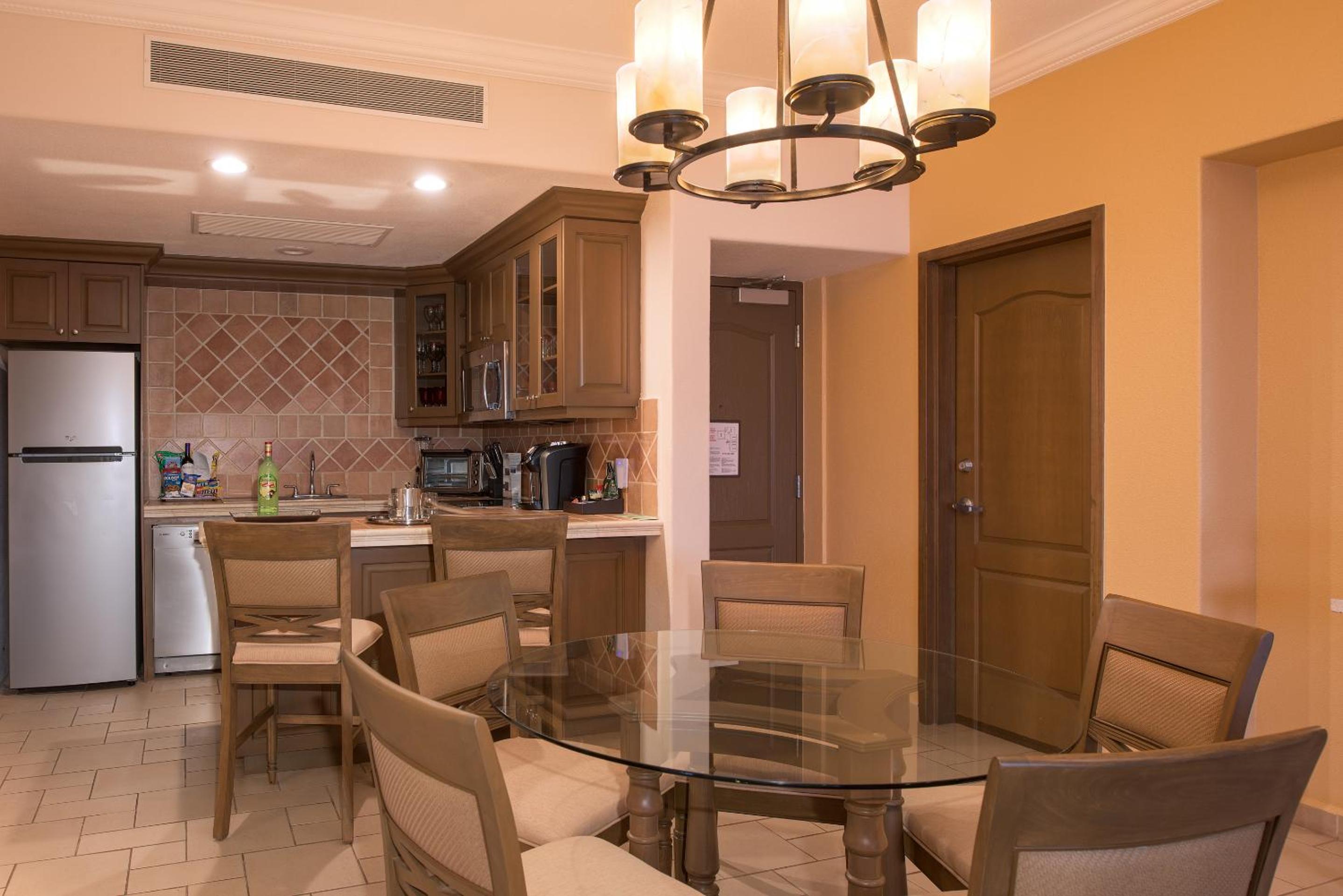 Three Bedroom Suite - Photo 4