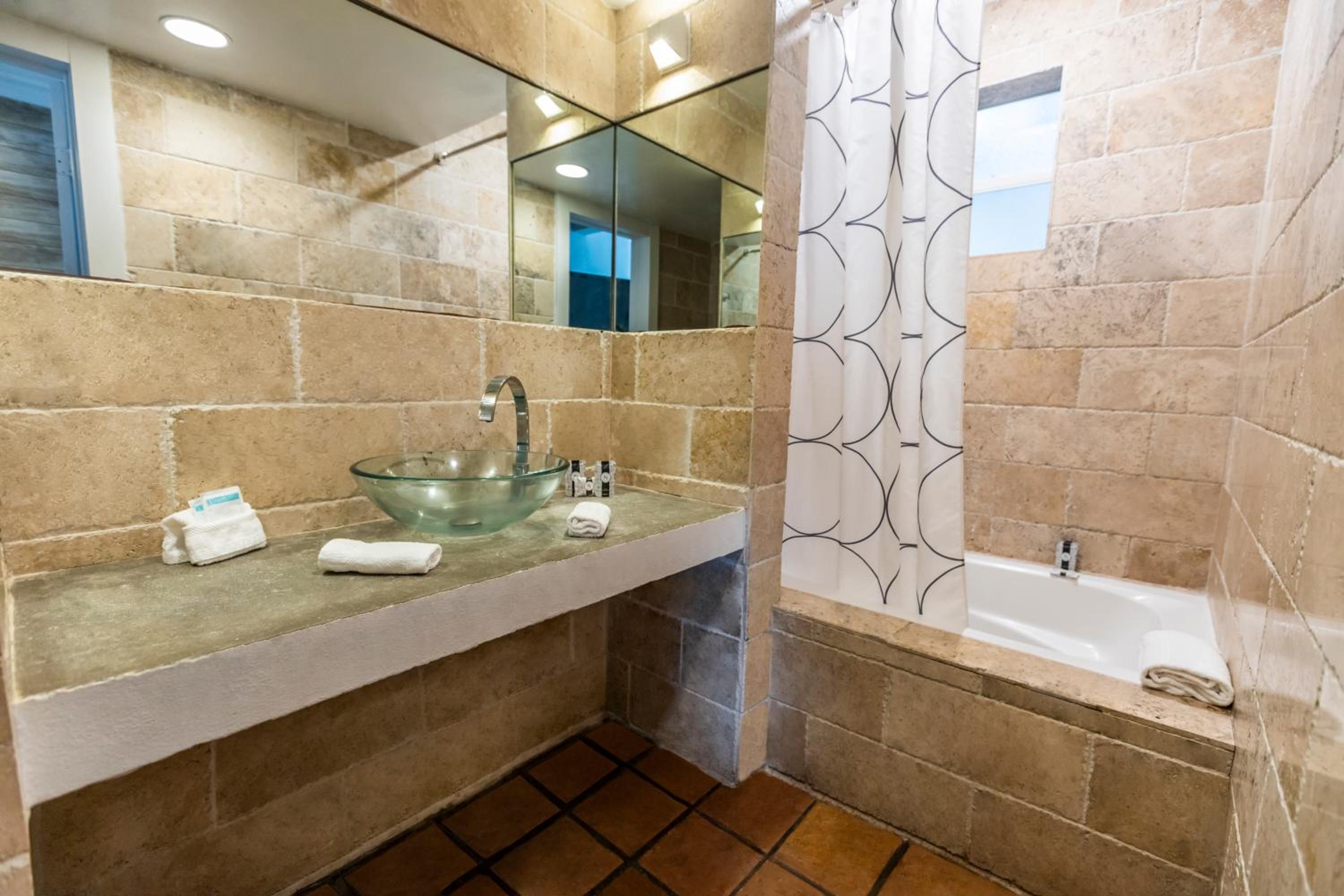 Two Bedroom Queen Suite - Photo 5