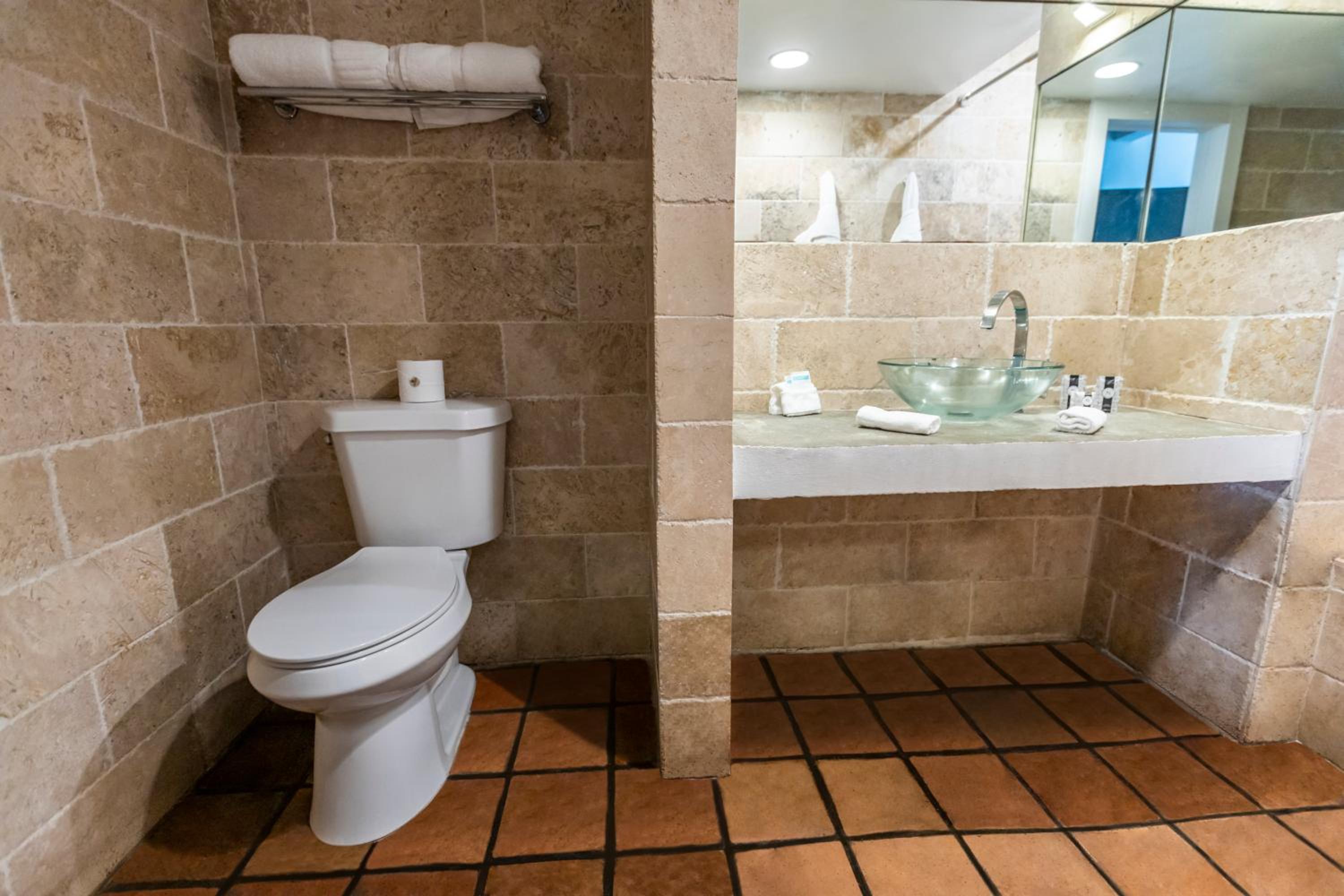 Two Bedroom Queen Suite - Photo 3