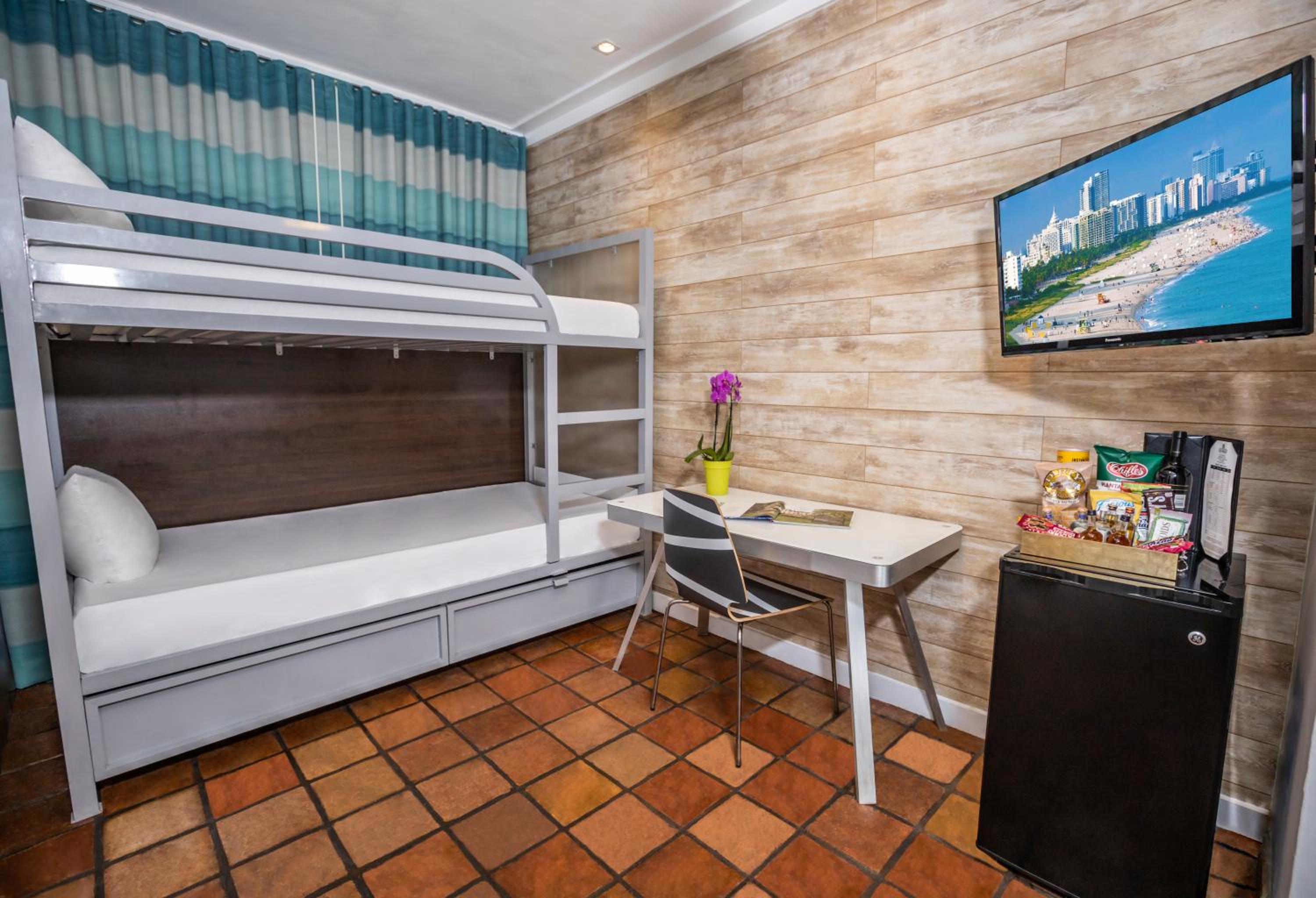 Two Bedroom Queen Suite - Photo 2