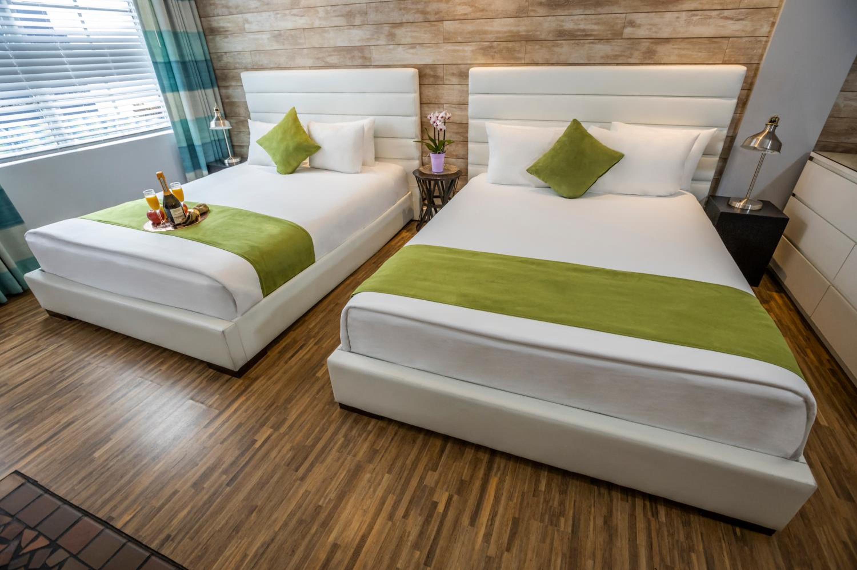 Two Bedroom Queen Suite - Photo 4