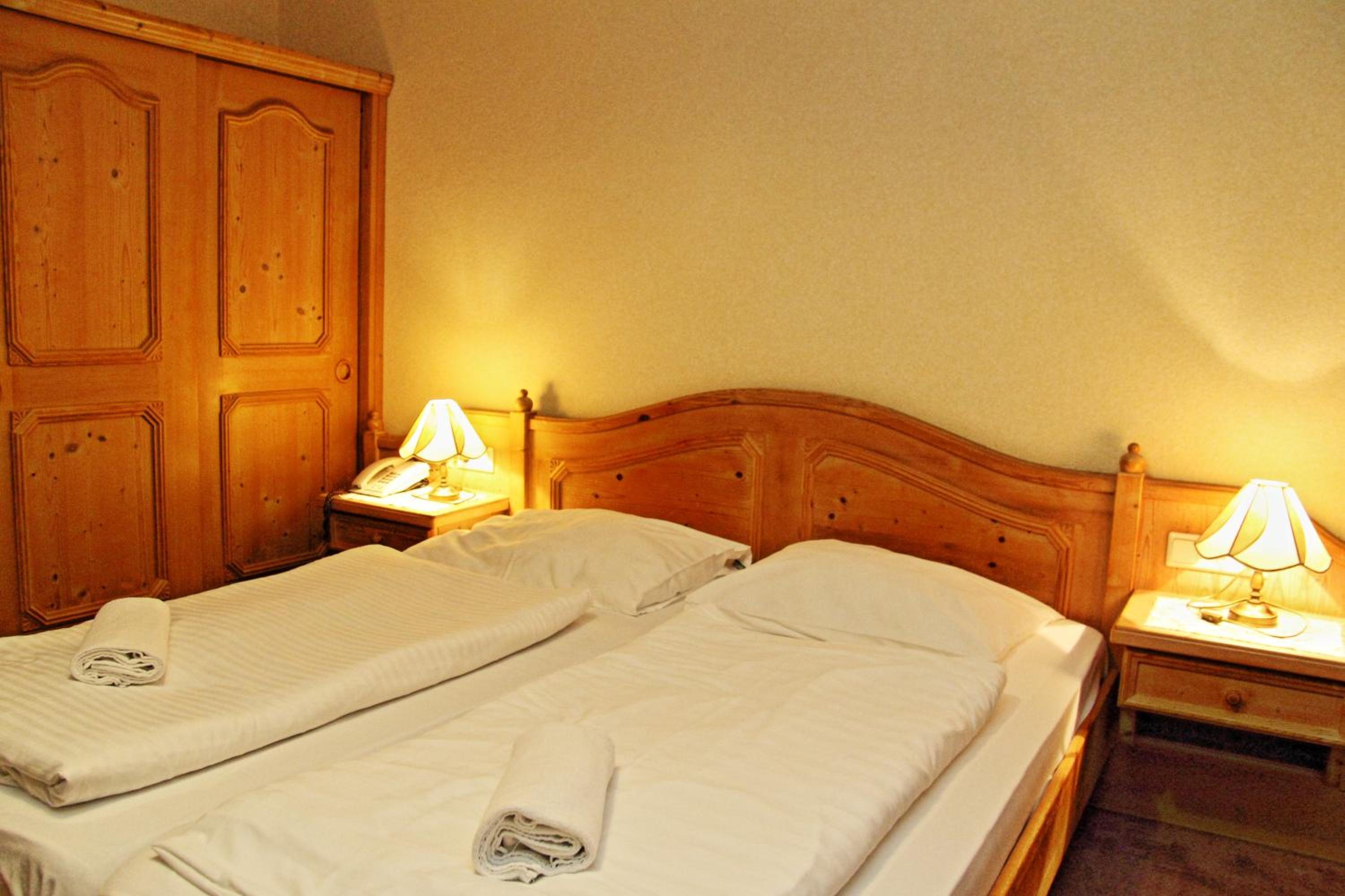 Large Double Room - Photo 3