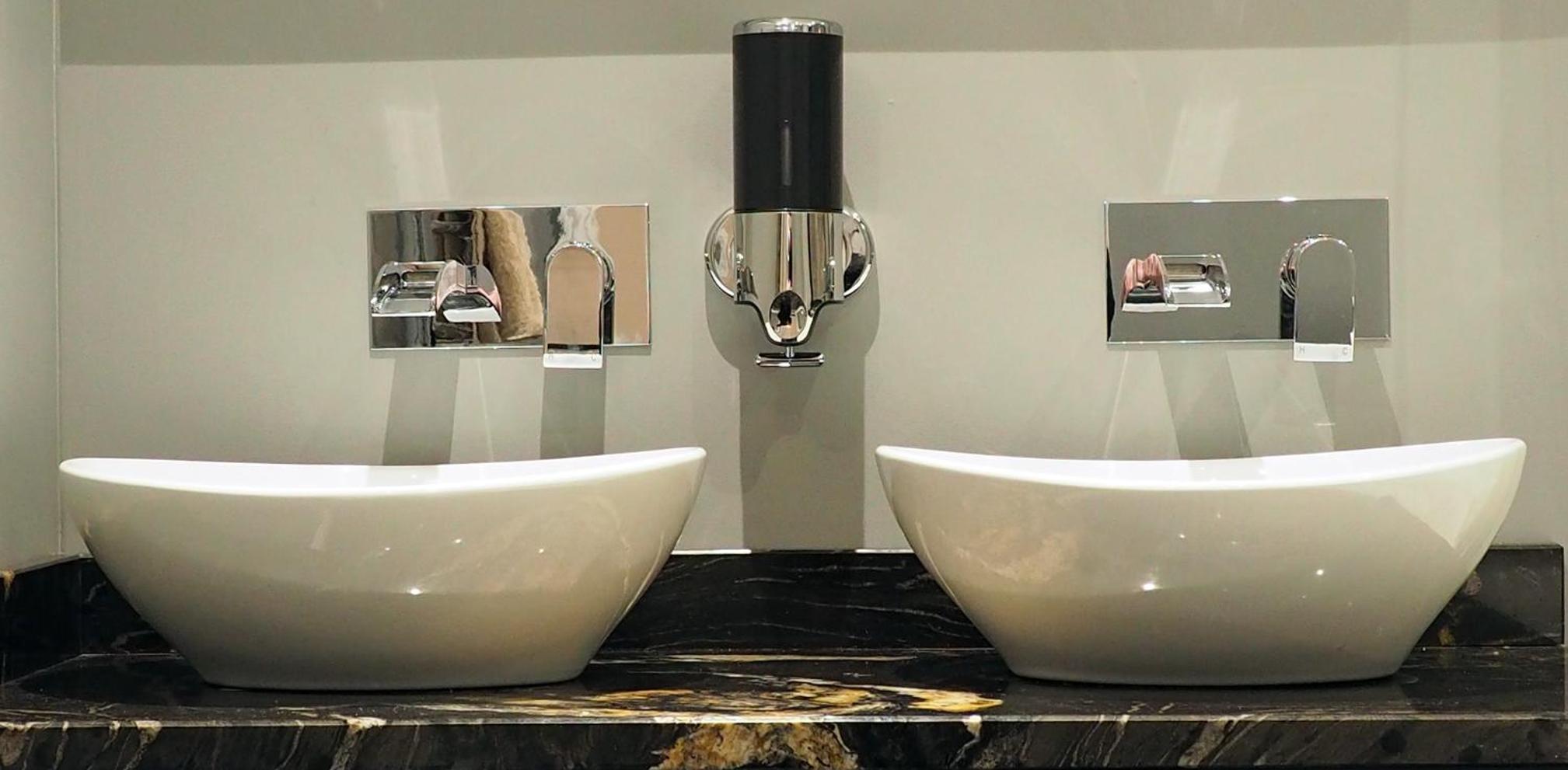 Deluxe King Room with Jacuzzi Bath - Photo 3