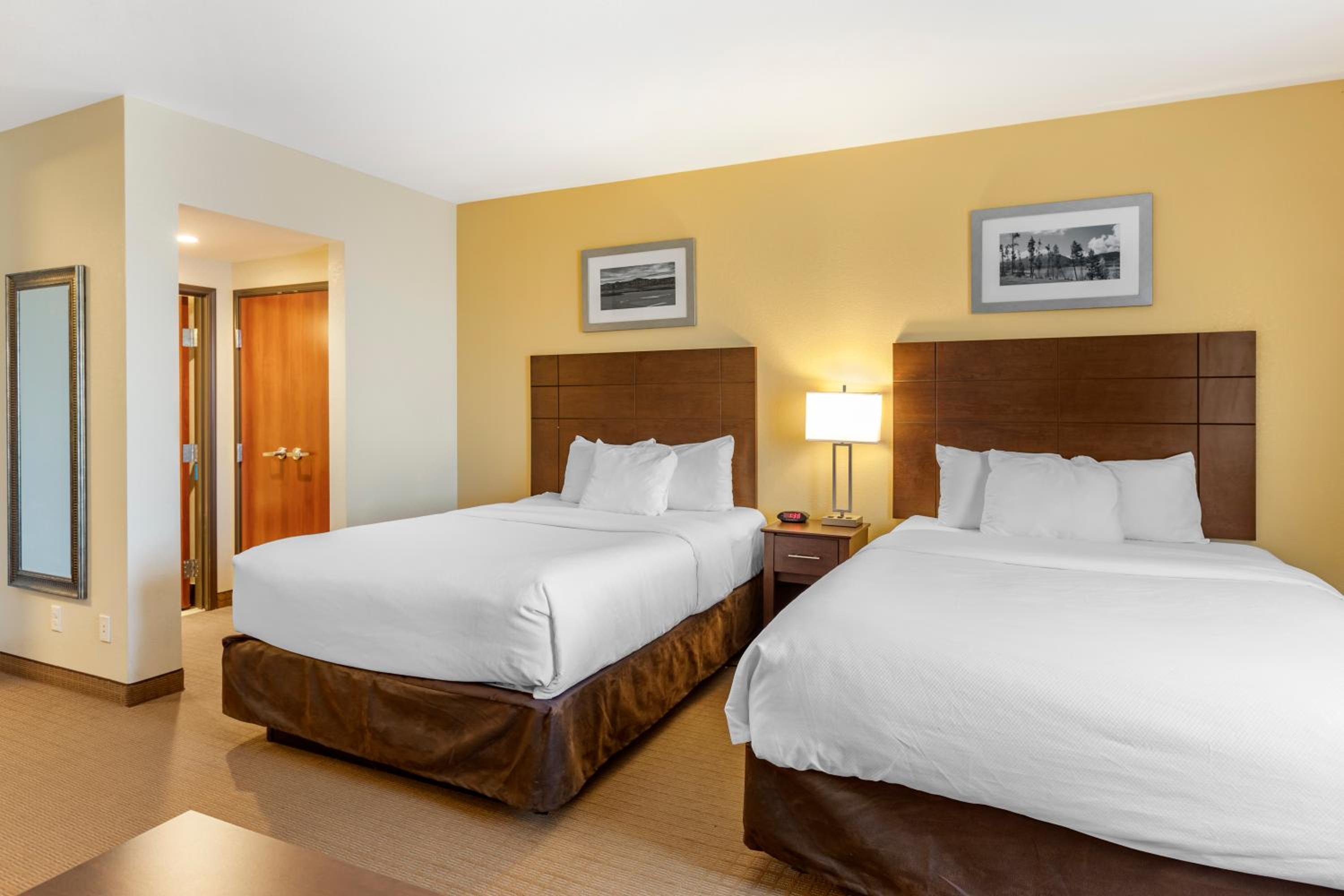 Queen Suite with Two Queen Beds and Sofa Bed - Non-Smoking - Photo 13
