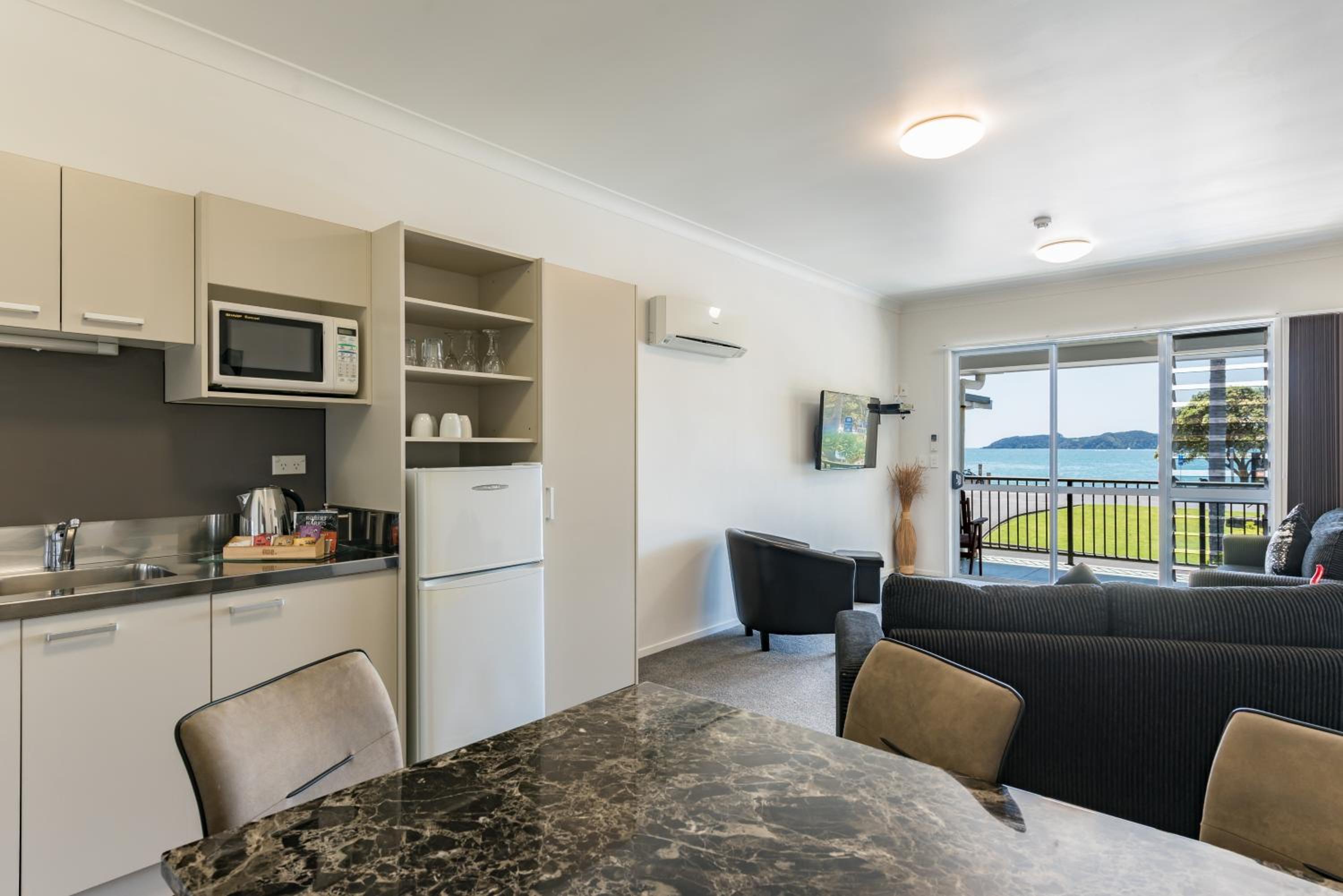 Deluxe Family Suite with Sea View - Photo 6