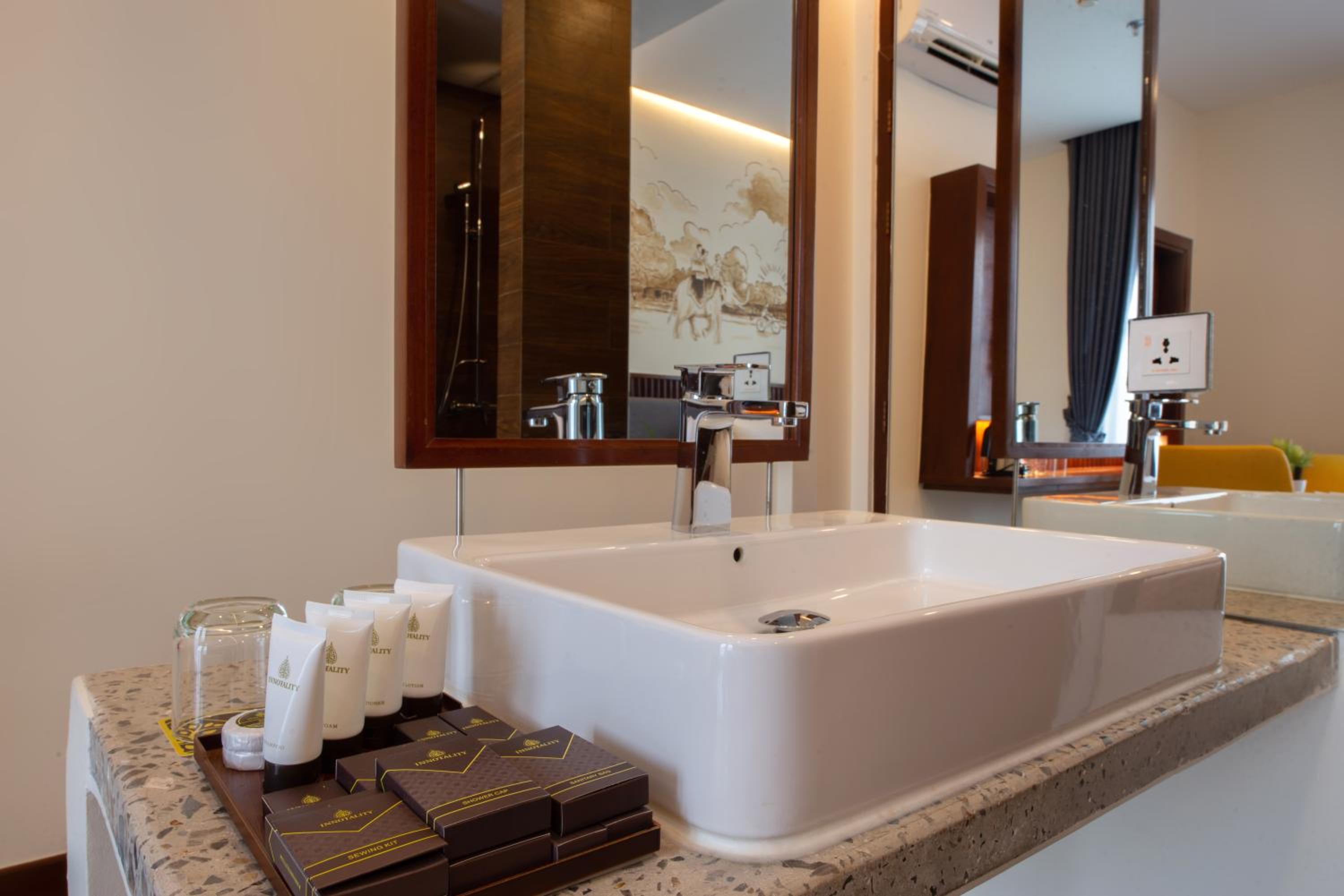 Twin Room with Private Bathroom - Photo 7