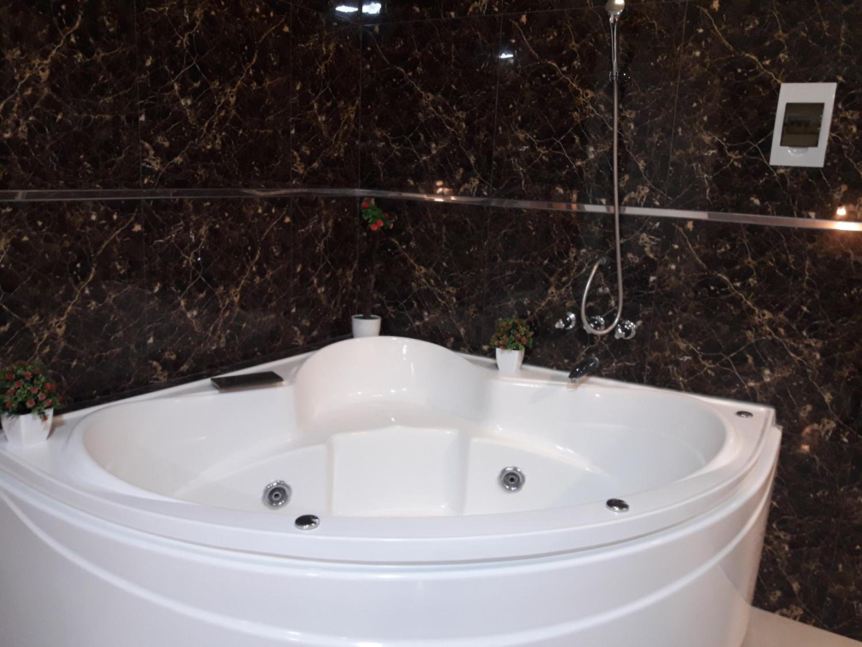 Queen Suite with Spa Bath photo 3