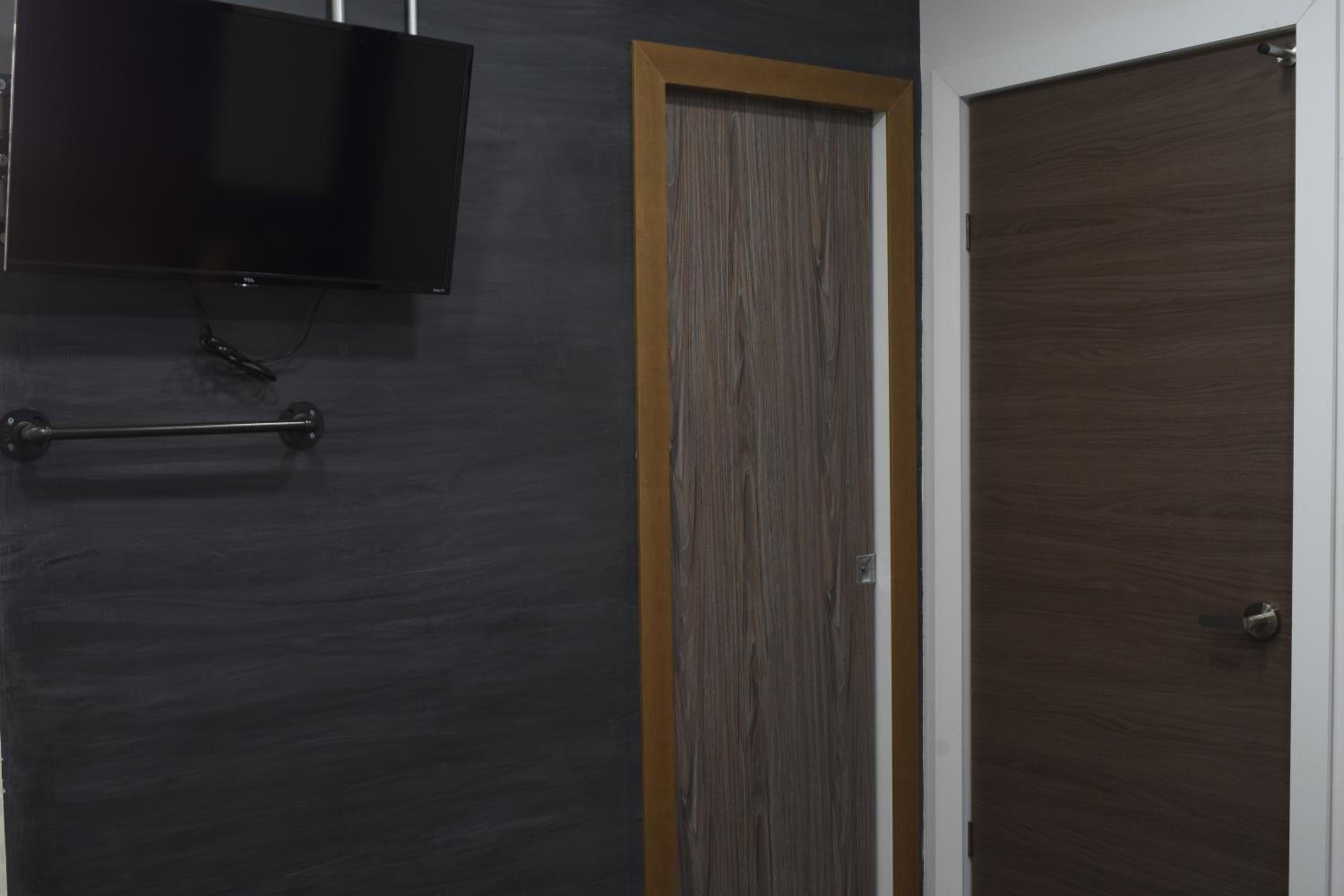 One-Bedroom Apartment - Photo 2