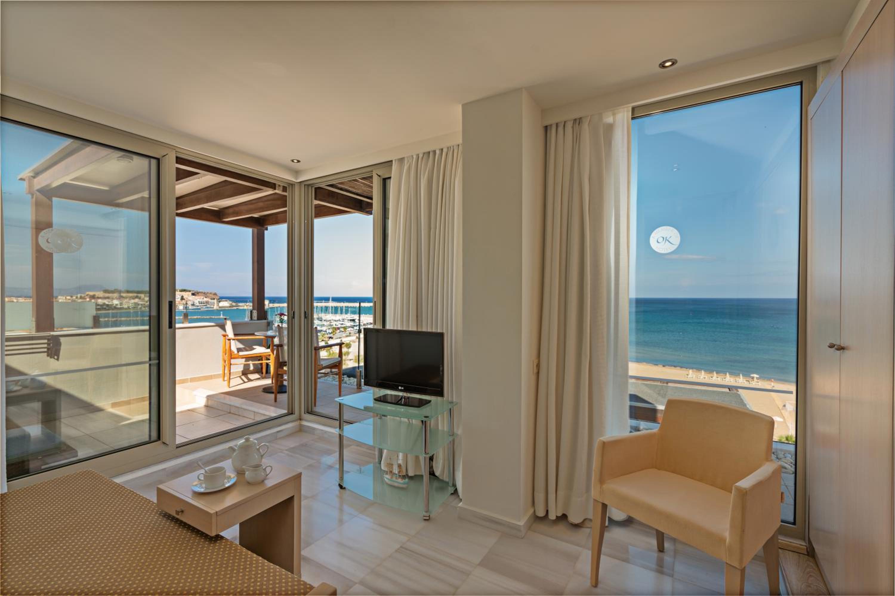 Deluxe Suite with Sea View thumbnail 6