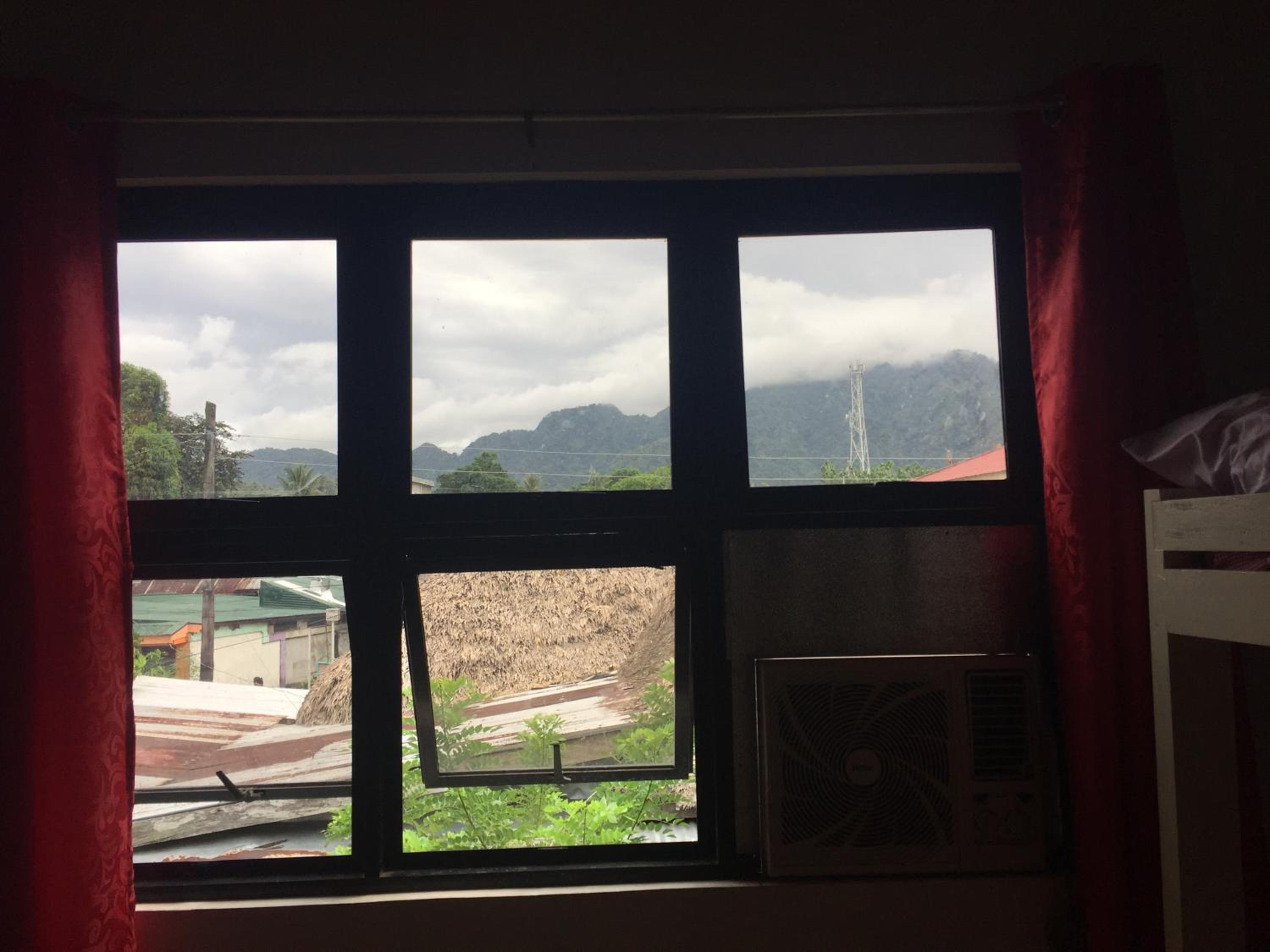 Family Room with Mountain View - Photo 4
