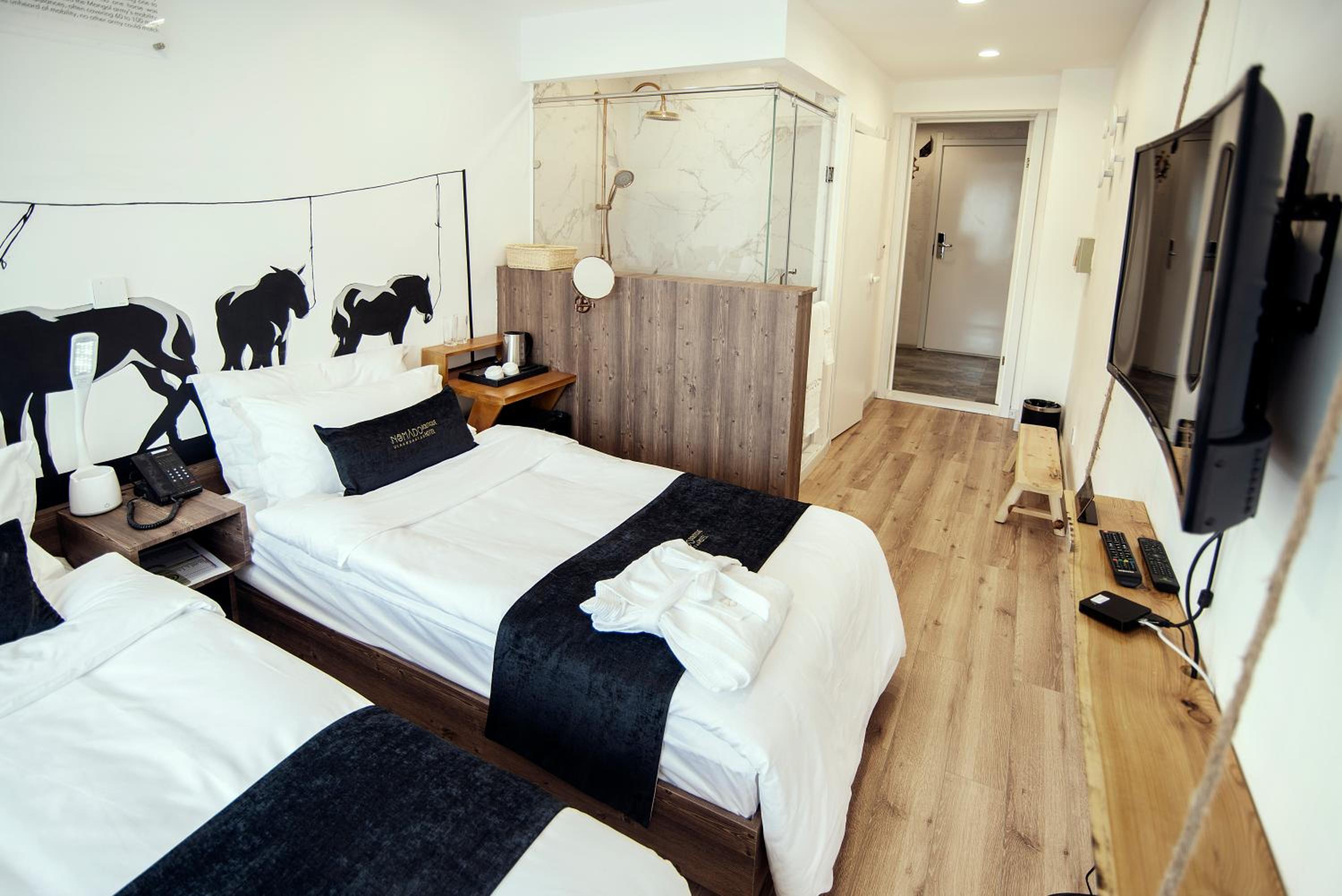 Twin Room with City View - Photo 9