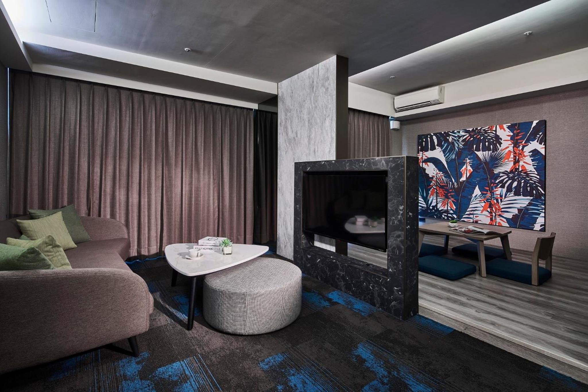 Deluxe Suite (1 King Bed) - Photo 8