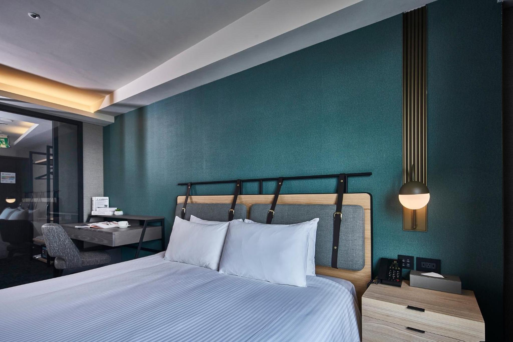 Deluxe Suite (1 King Bed) - Photo 10