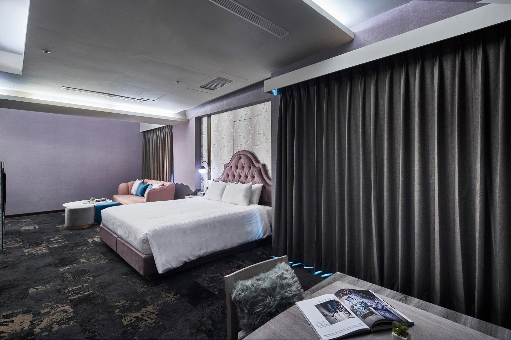 Deluxe Suite (1 King Bed) - Photo 4