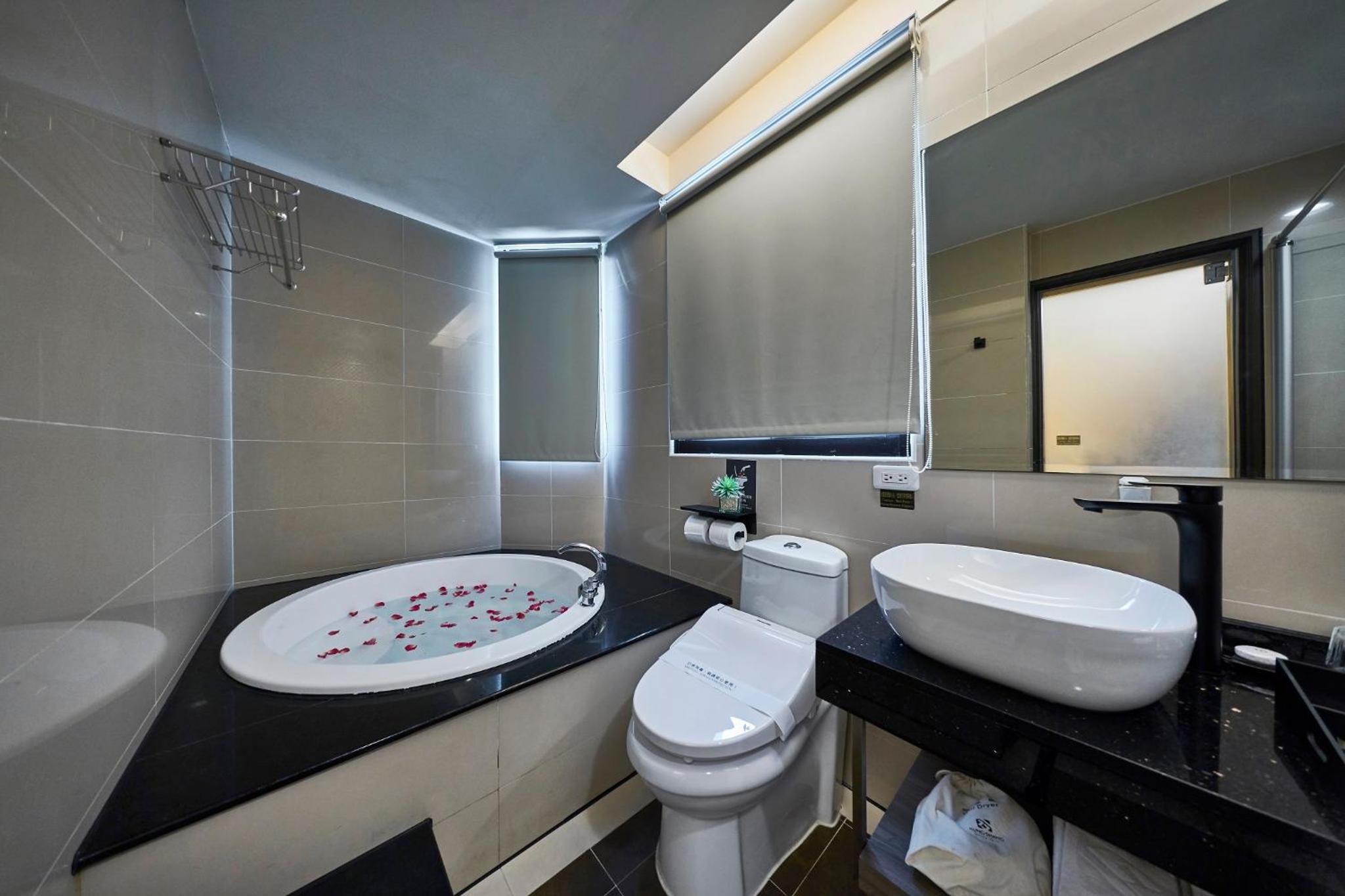 Deluxe Suite (1 King Bed) - Photo 6