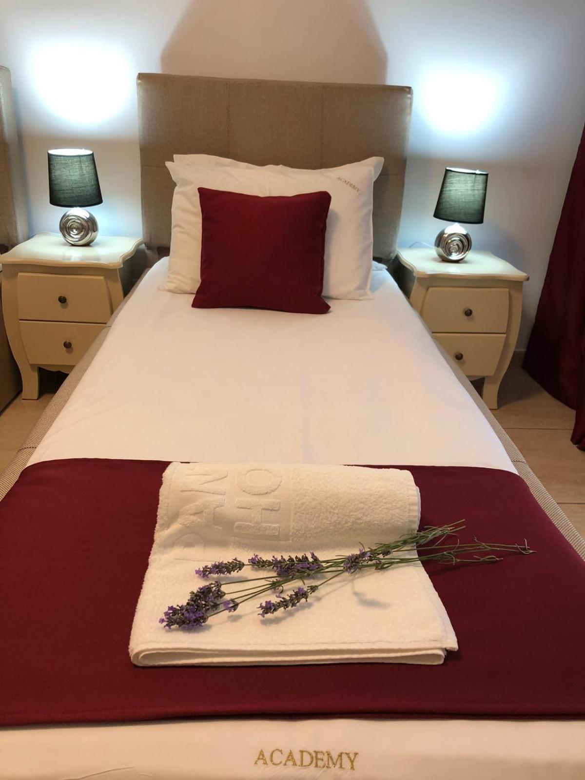 Standard Twin Room with Garden View - Photo 4