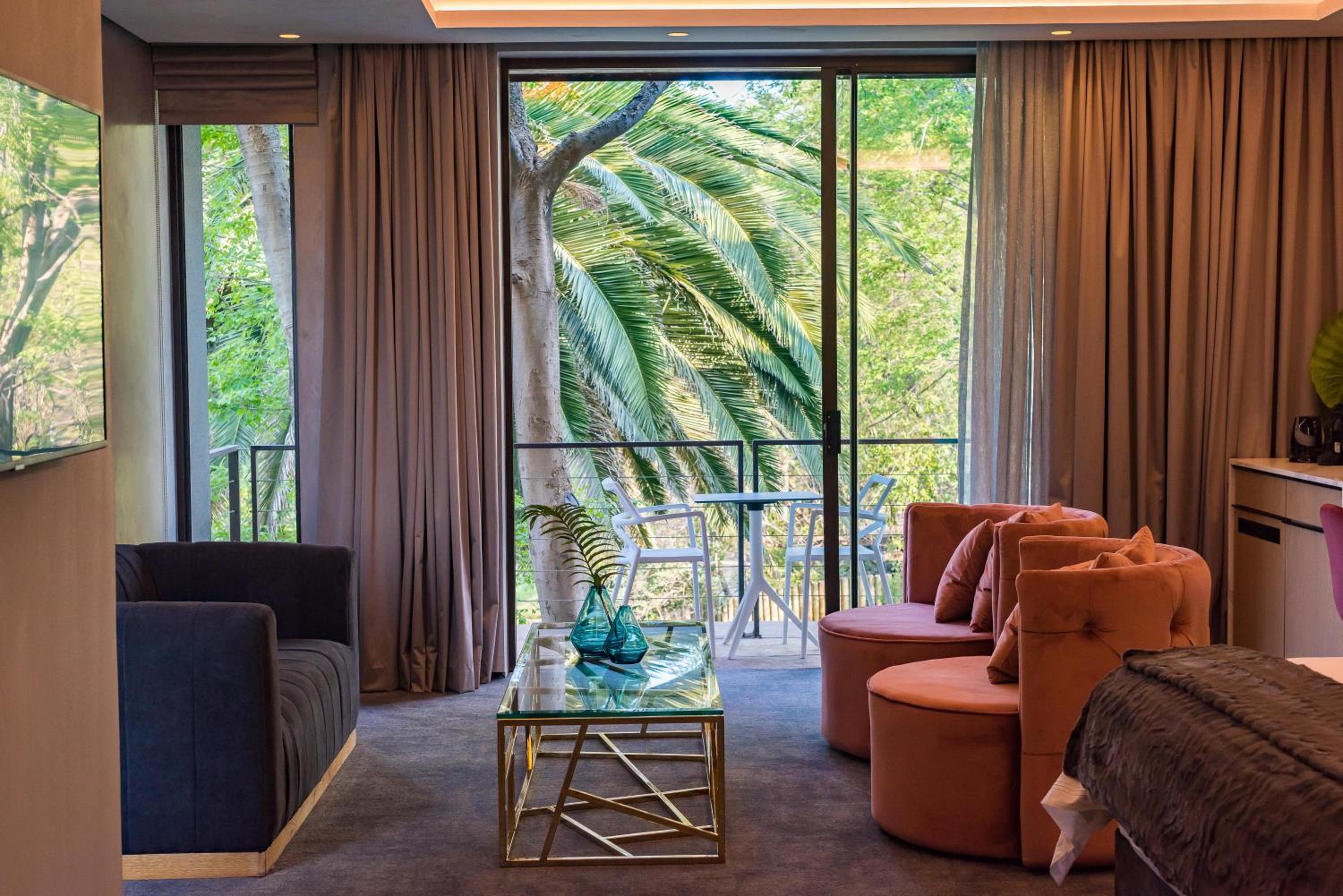 Deluxe King Room with Patio/Balcony