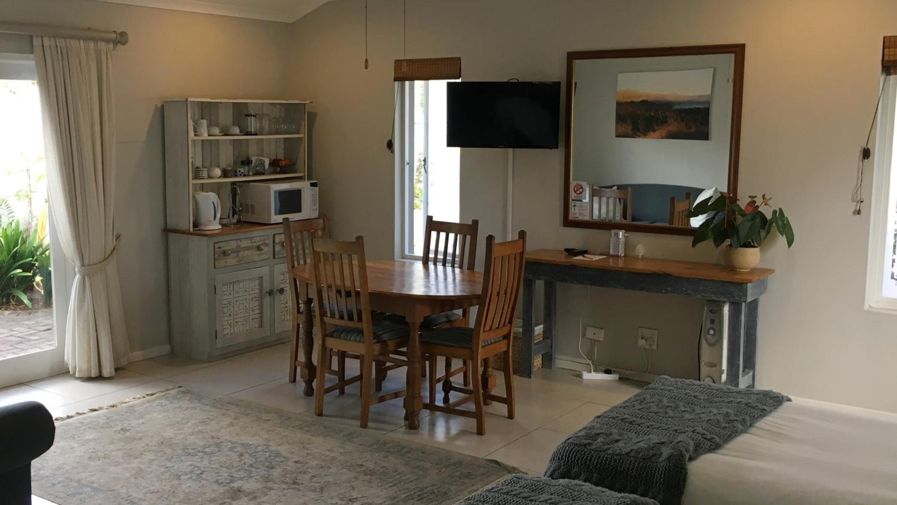 Superior Family Room - Photo 9