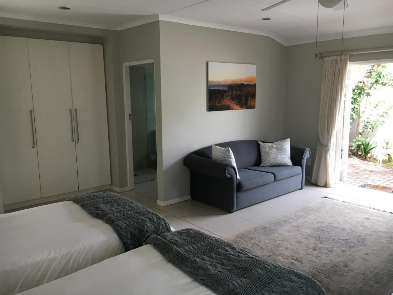 Superior Family Room - Photo 4