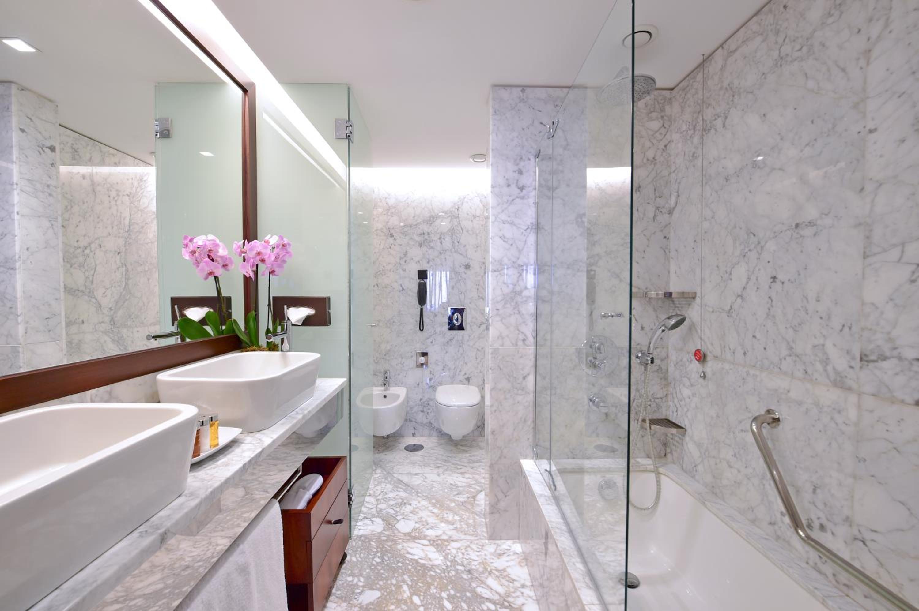 Executive Suite - Photo 8