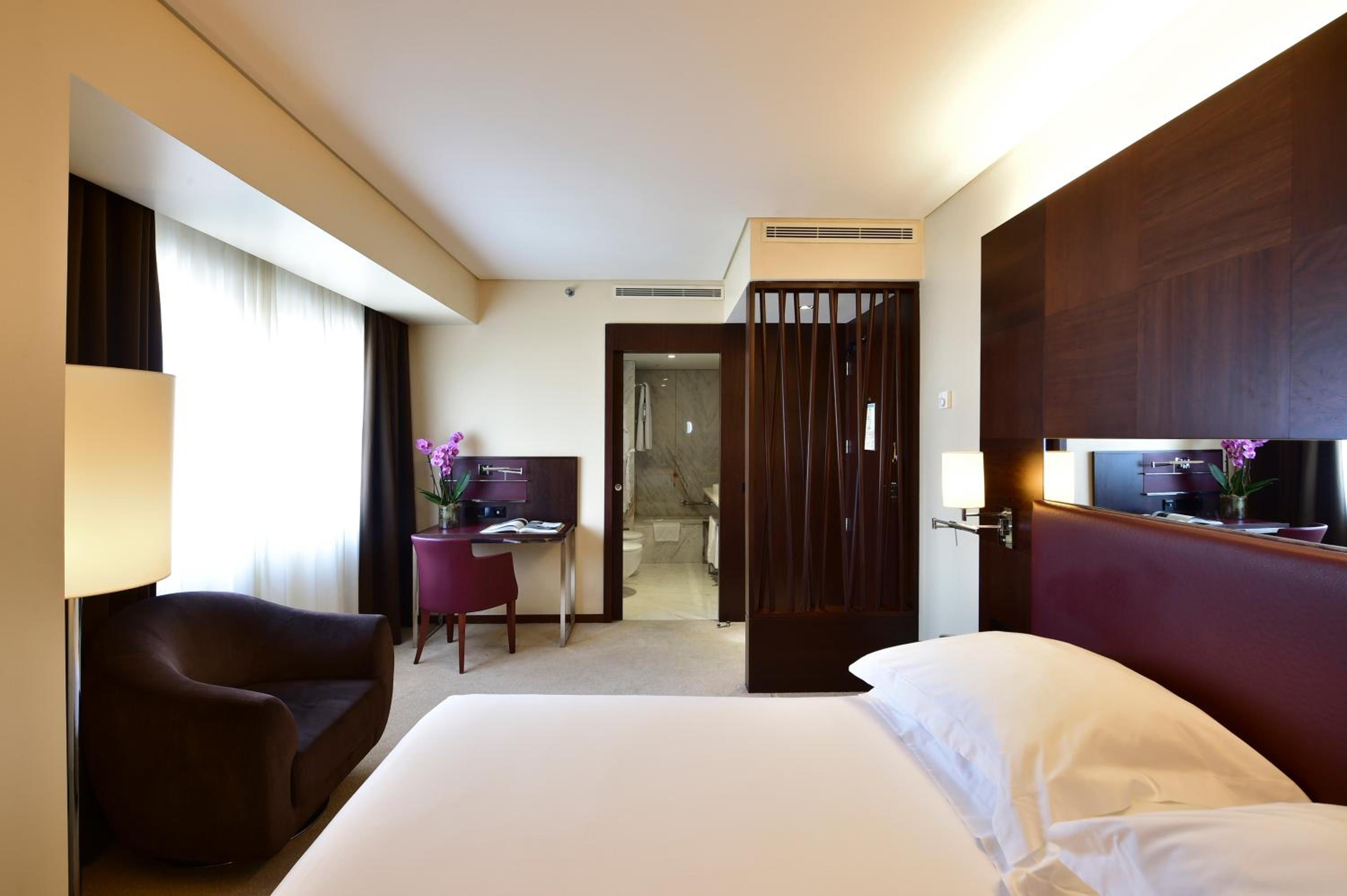 Executive Suite - Photo 2