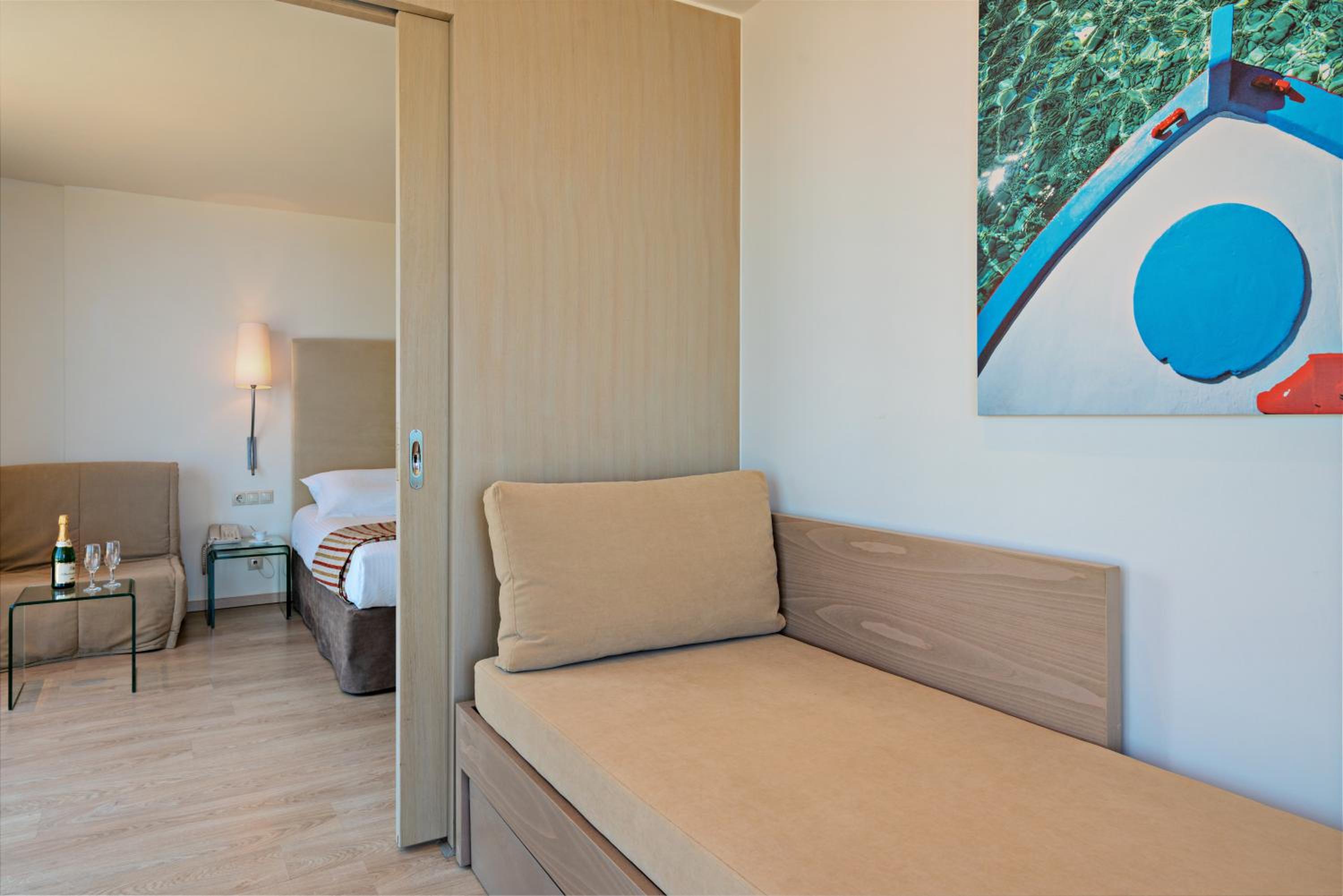 Deluxe Suite with Sea View thumbnail 6