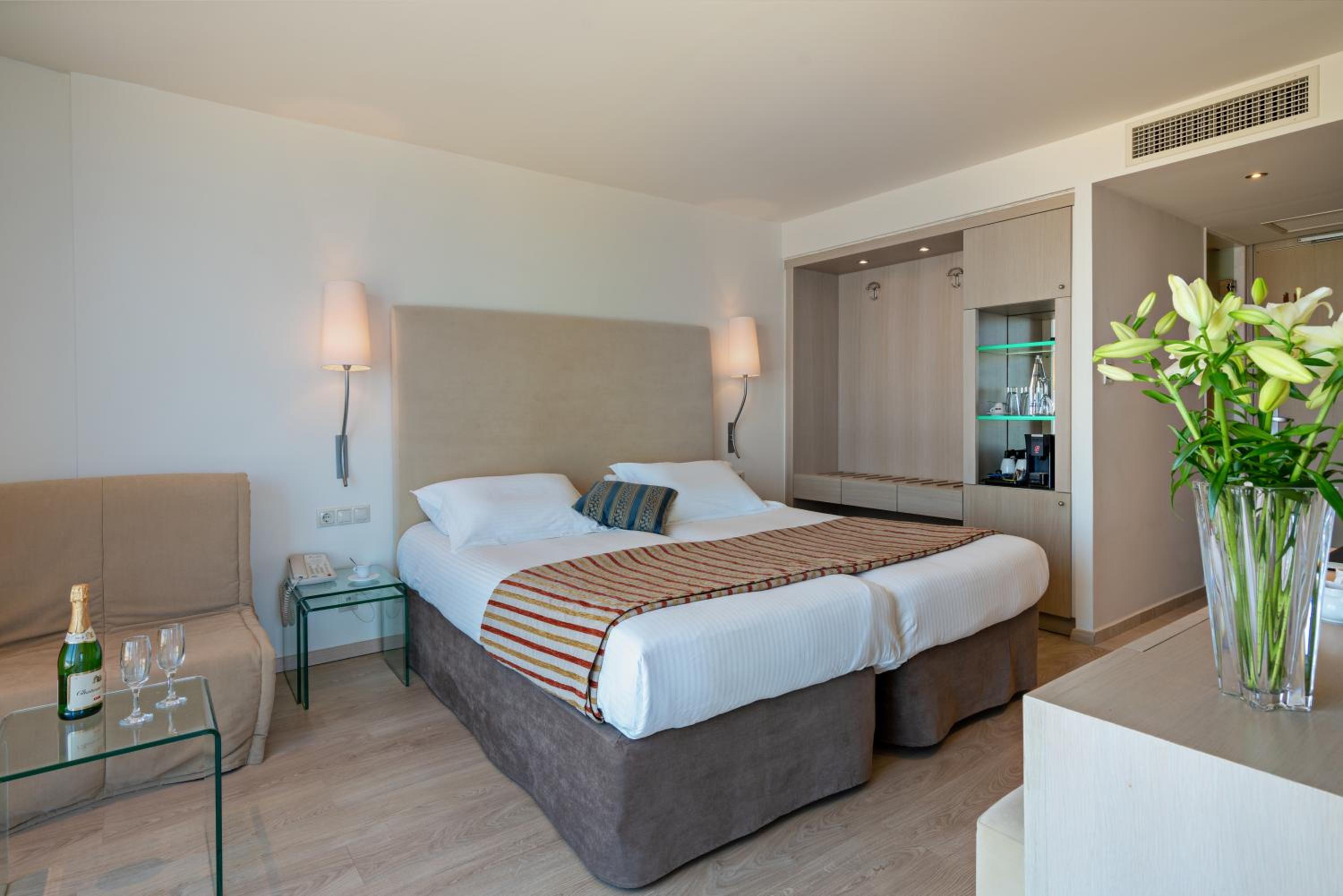 Deluxe Suite with Sea View thumbnail 5
