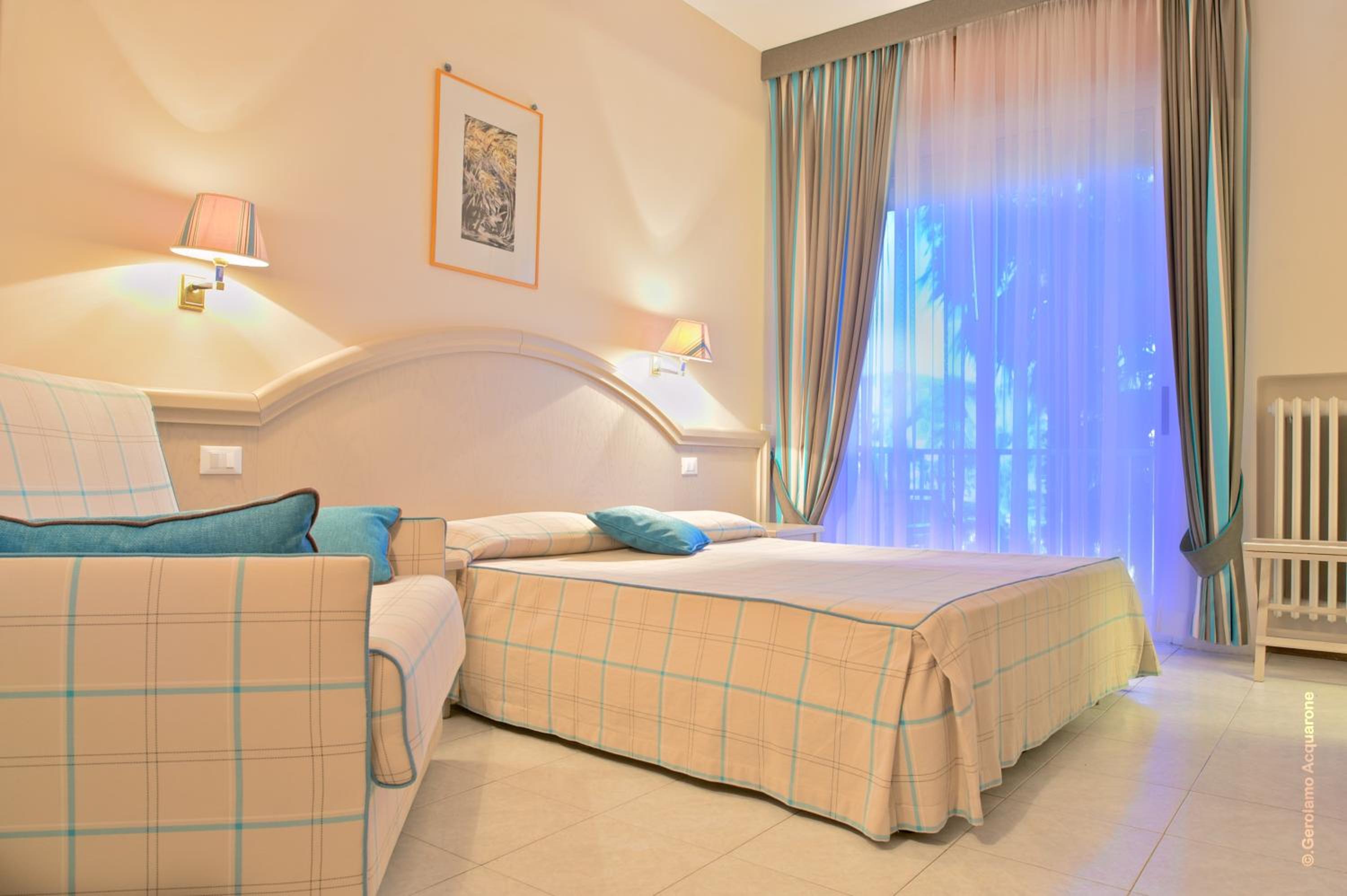 Double or Twin Room with Balcony - Photo 15