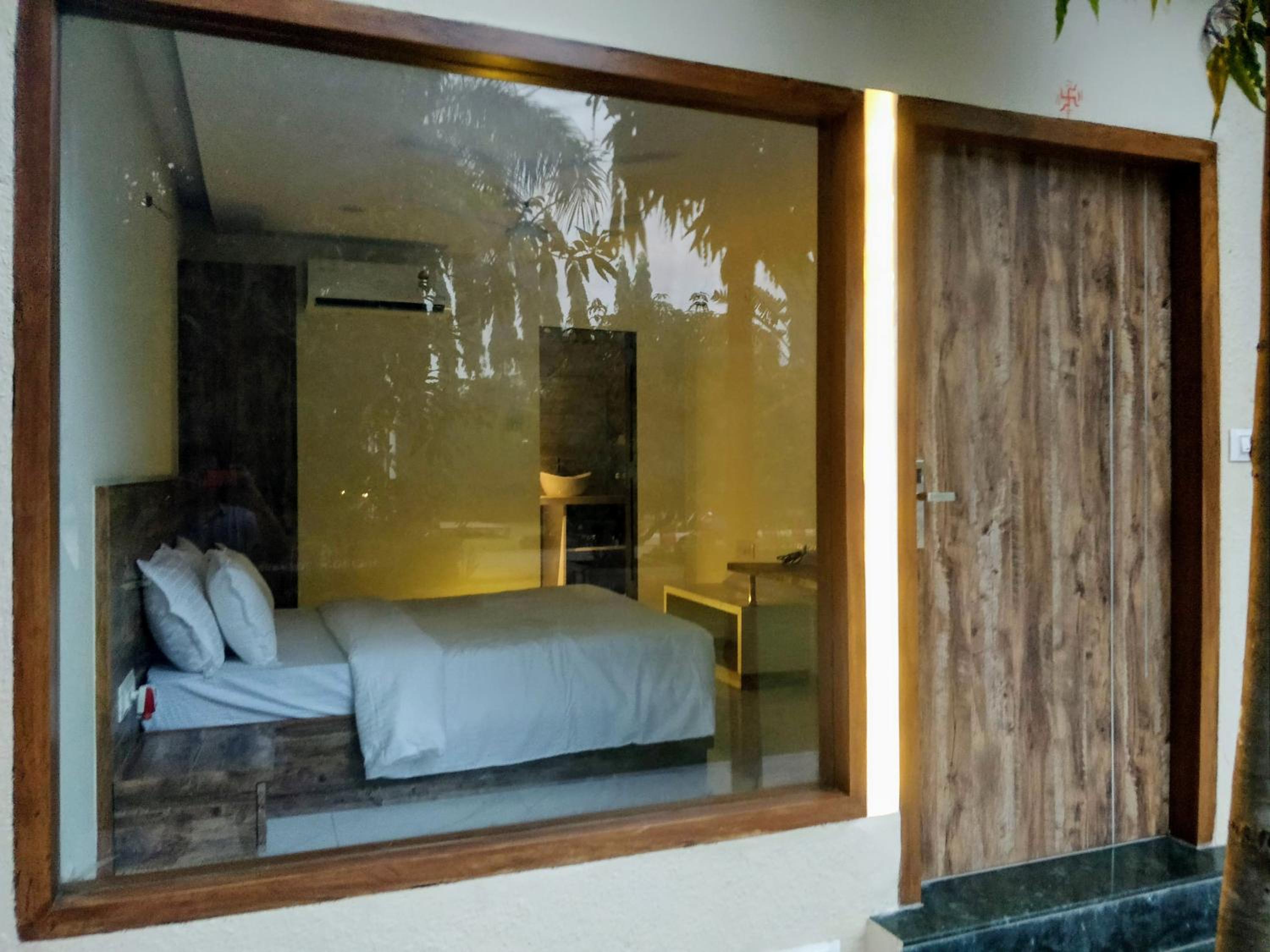 Queen Room with Pool View - Photo 4