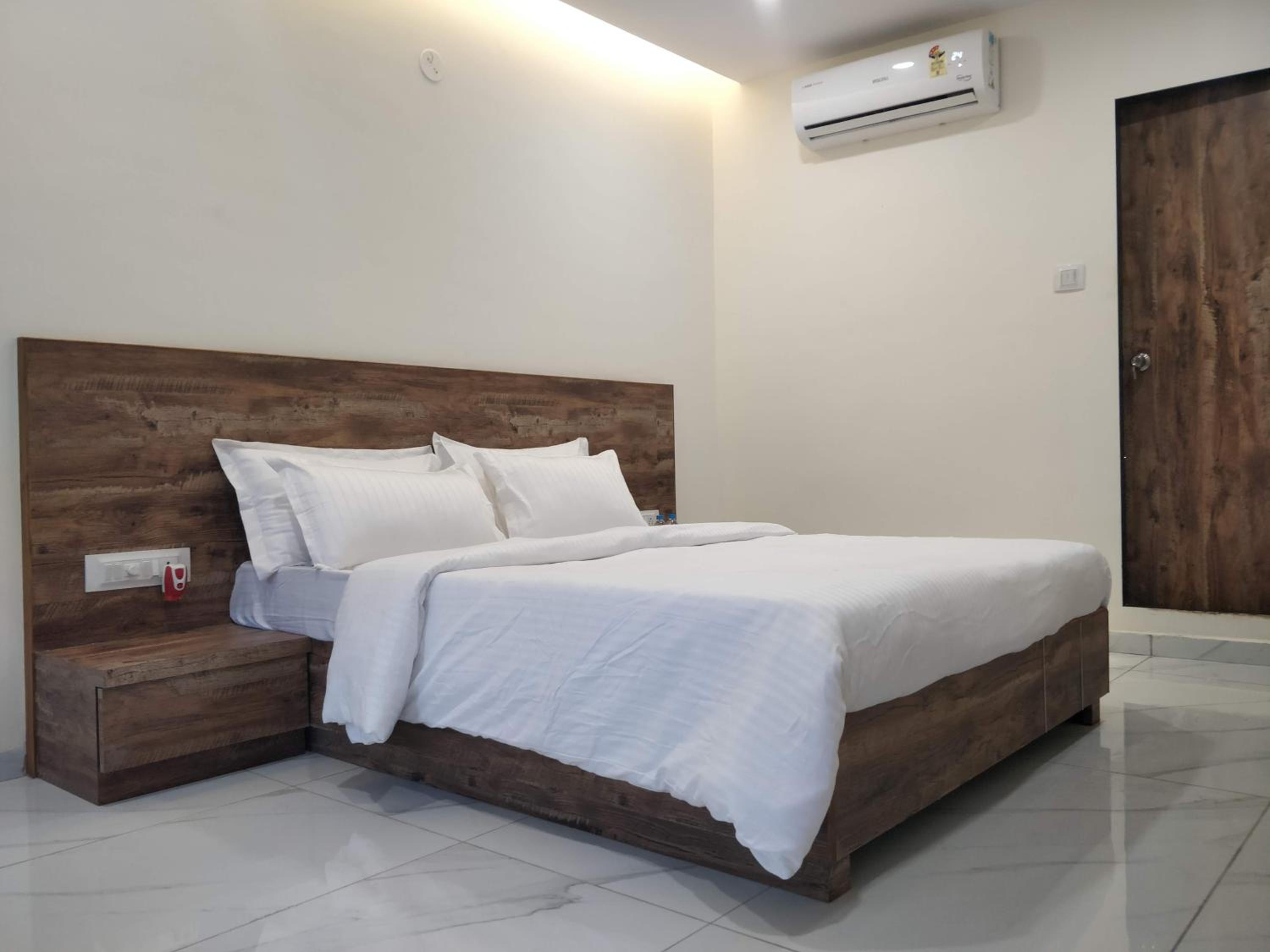 Queen Room with Pool View - Photo 1