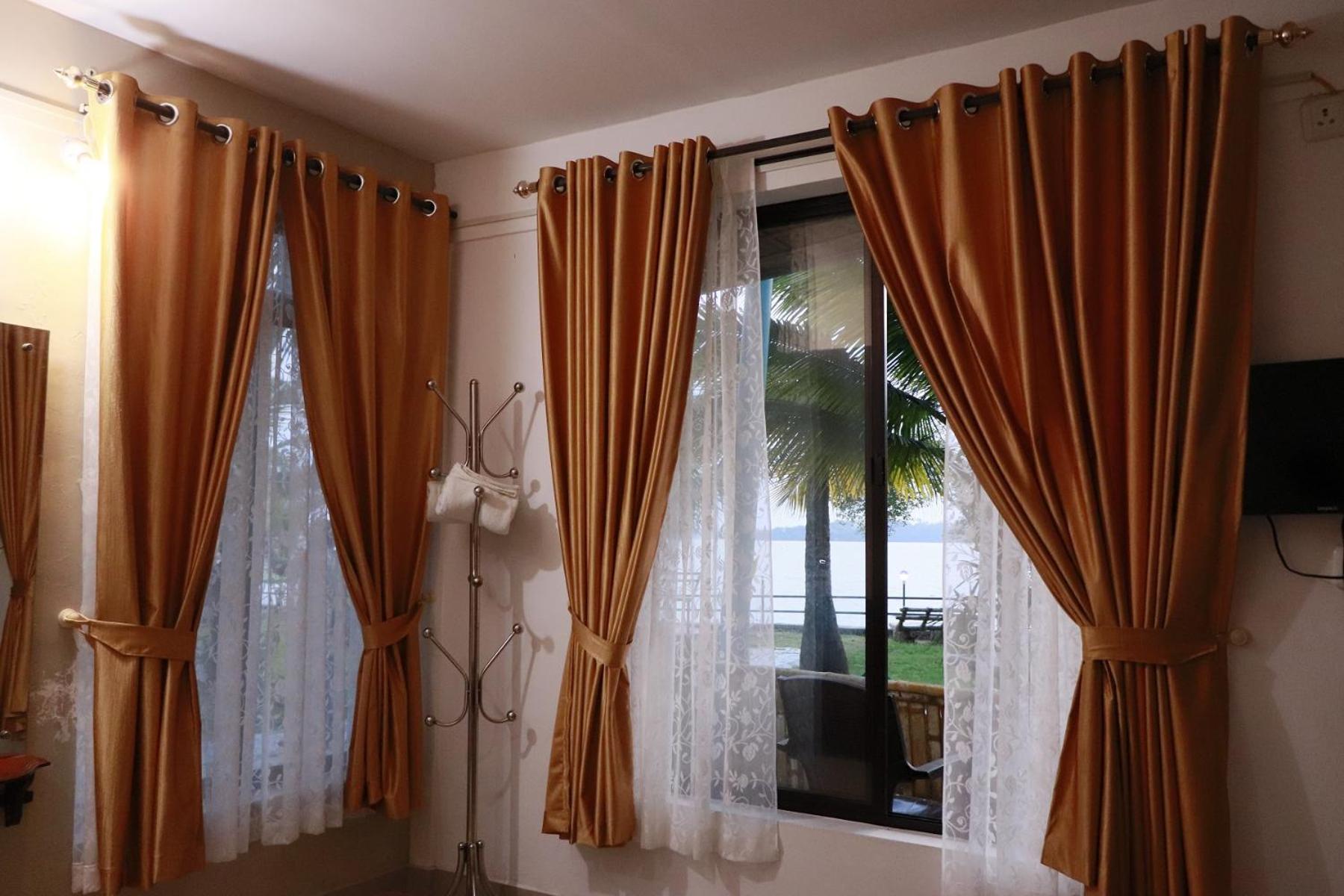 Double Room with Lake View - Photo 6