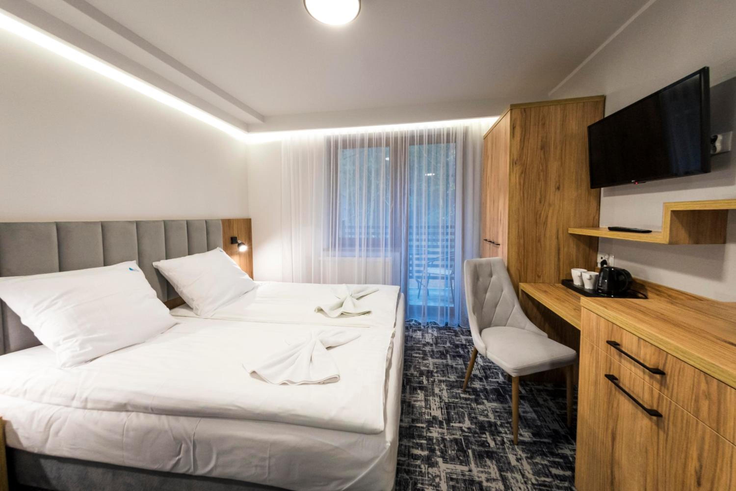 Deluxe Double or Twin Room with Balcony - Photo 10
