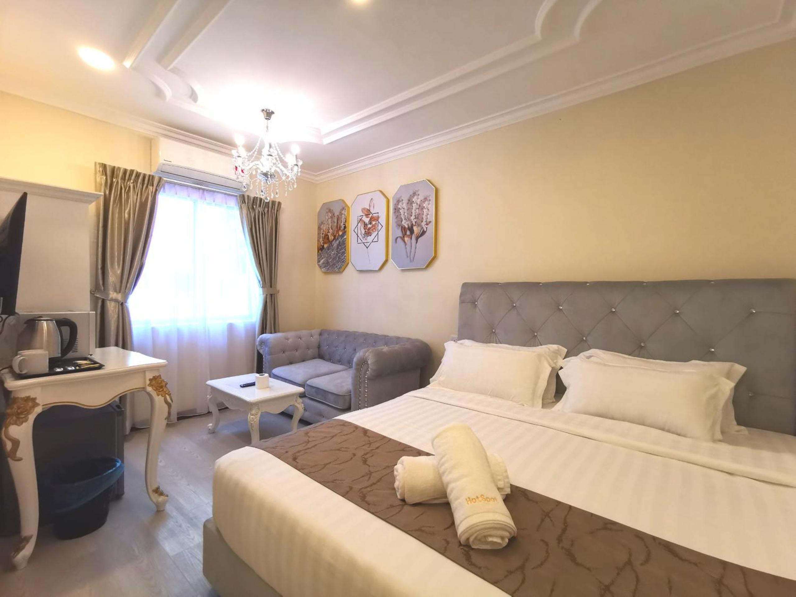 Victorian King Suite - Photo 12