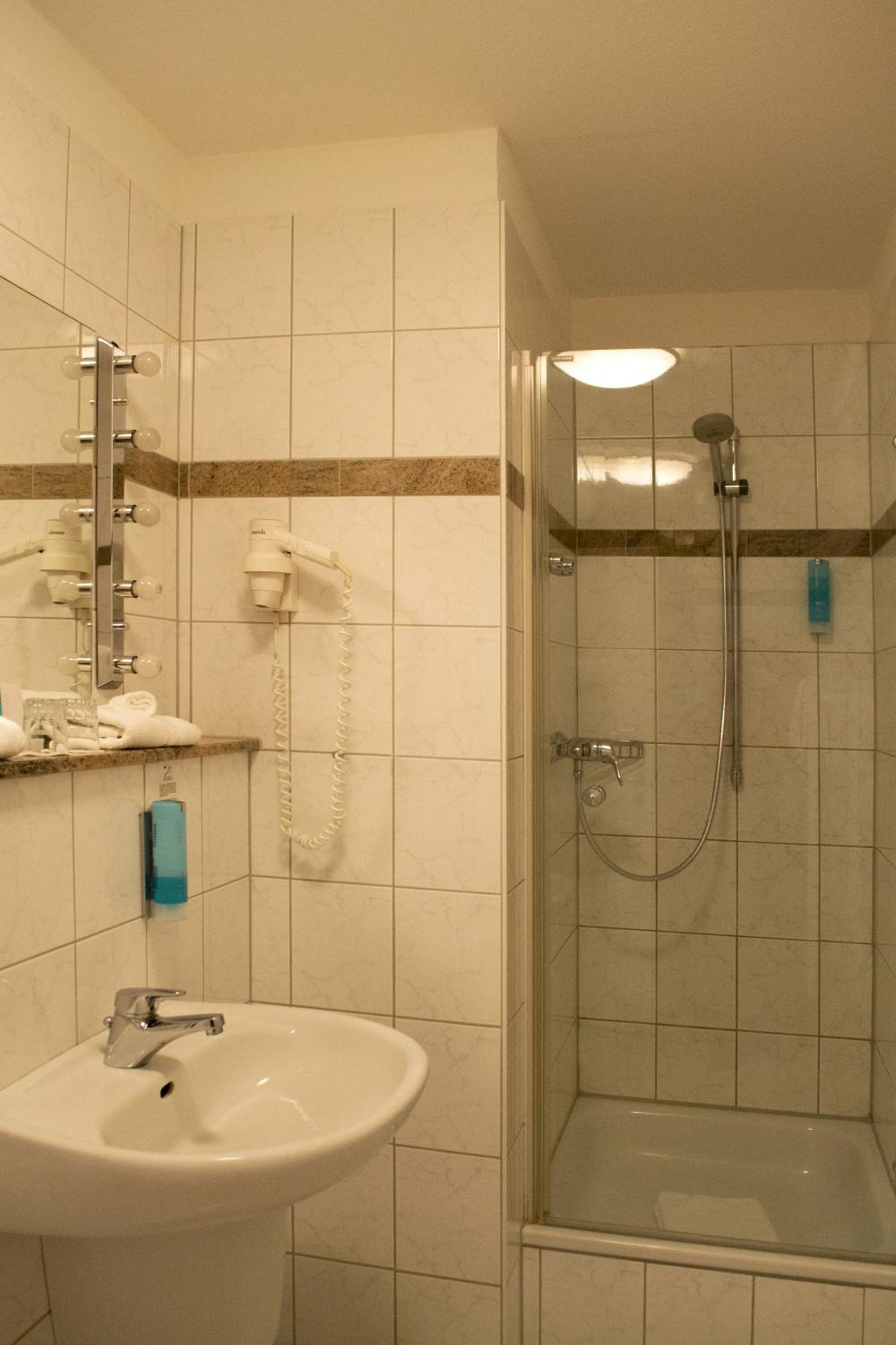 Large Double Room - Photo 9