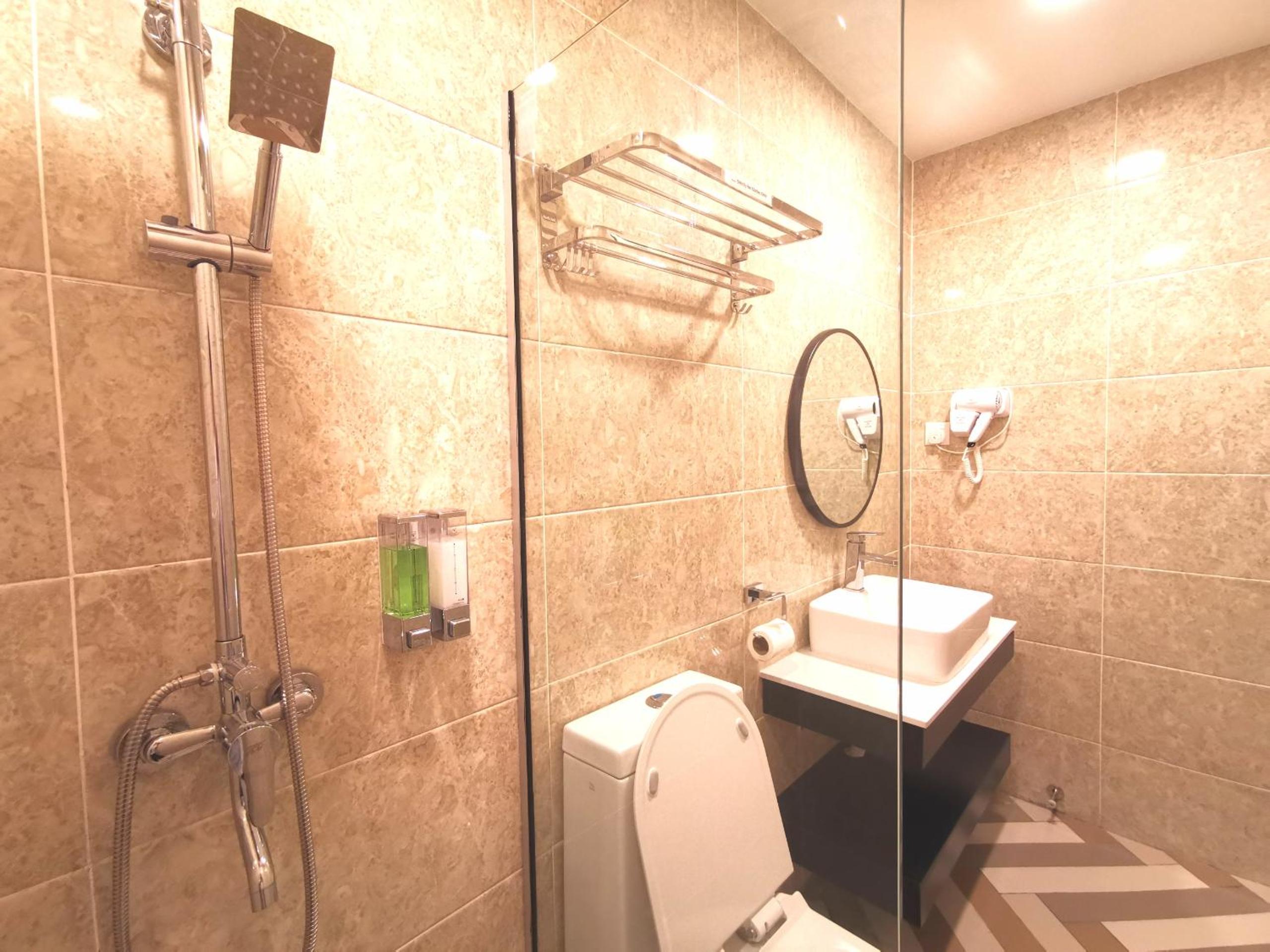 Minimalist King Suite - Photo 14