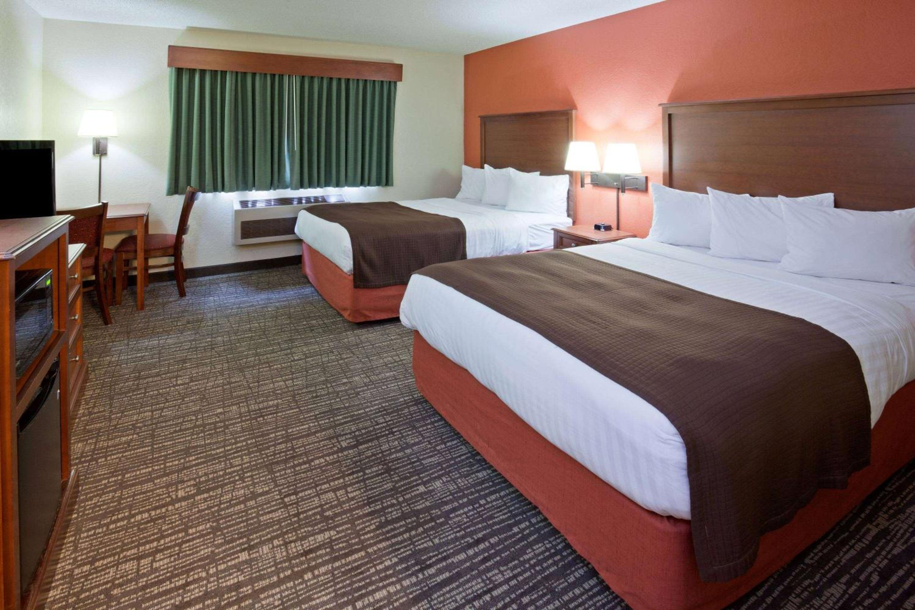 Queen Room with Two Queen Beds - Non-Smoking - Photo 1