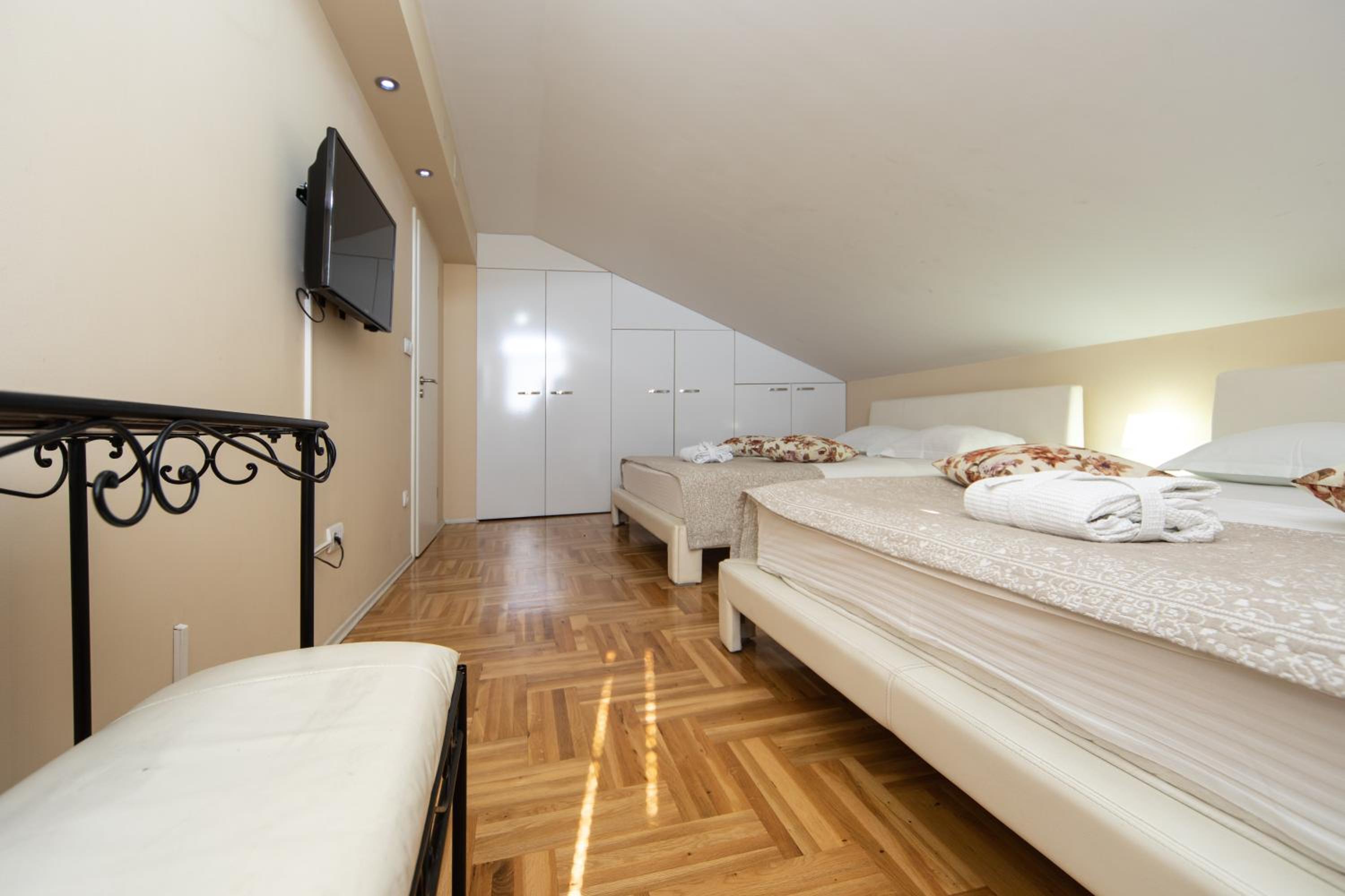 Two-Bedroom Apartment with Sauna - Photo 8