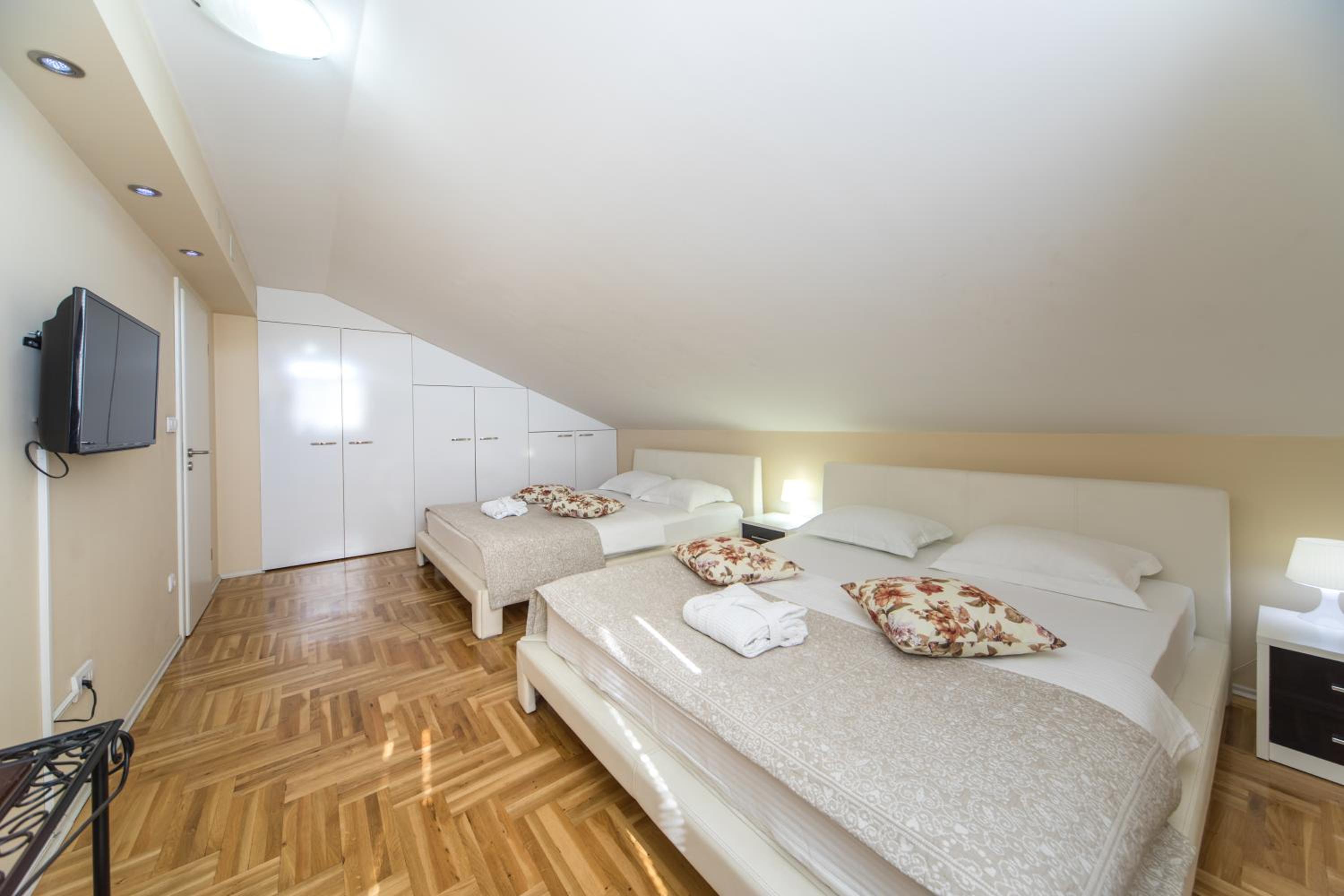 Two-Bedroom Apartment with Sauna - Photo 4