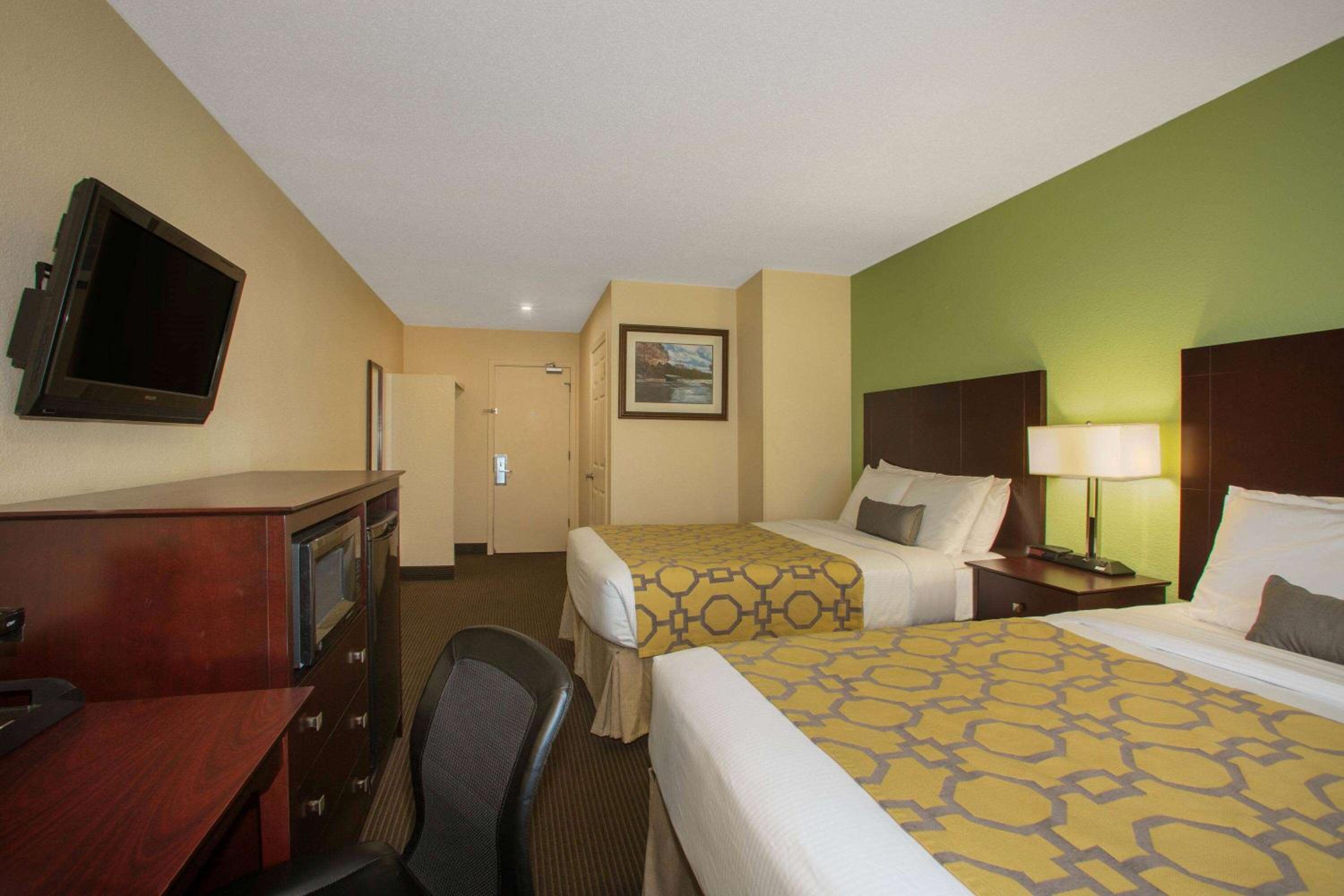 Queen Room with Two Queen Beds - Non-Smoking photo 3