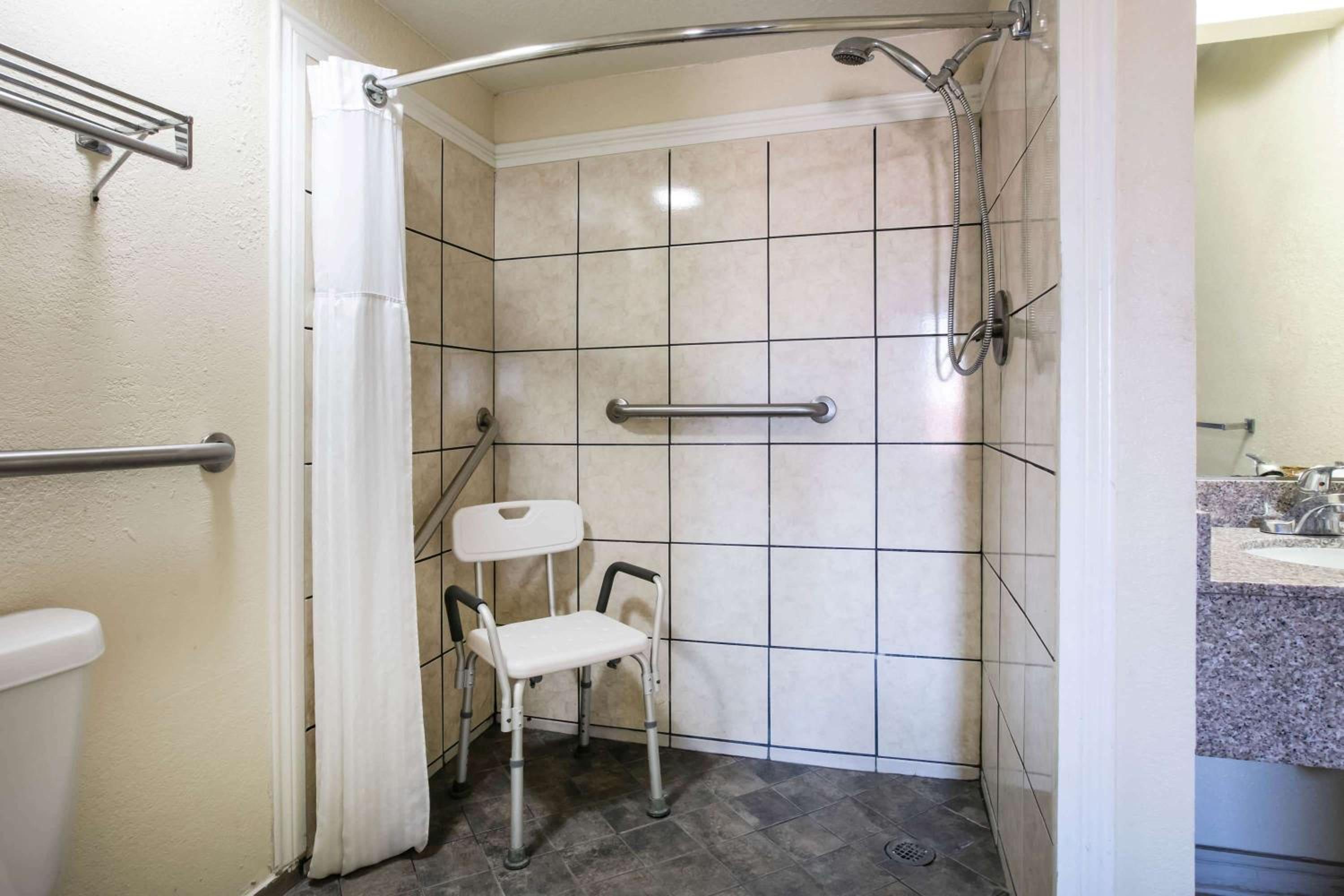 King Room with Bath Tub - Mobility/Hearing Accessible - Non-Smoking - Photo 2
