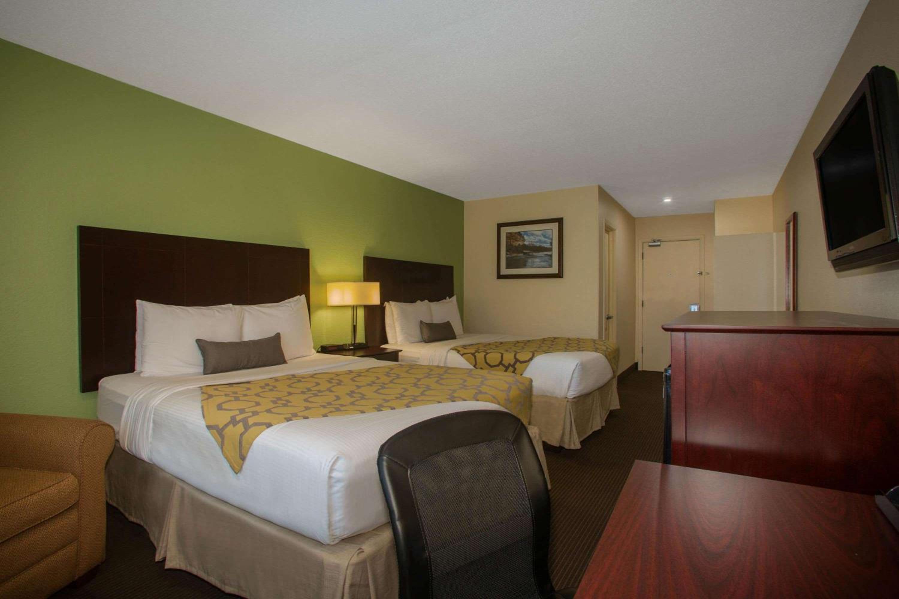 Queen Room with Two Queen Beds - Mobility Access/Non-Smoking photo 3