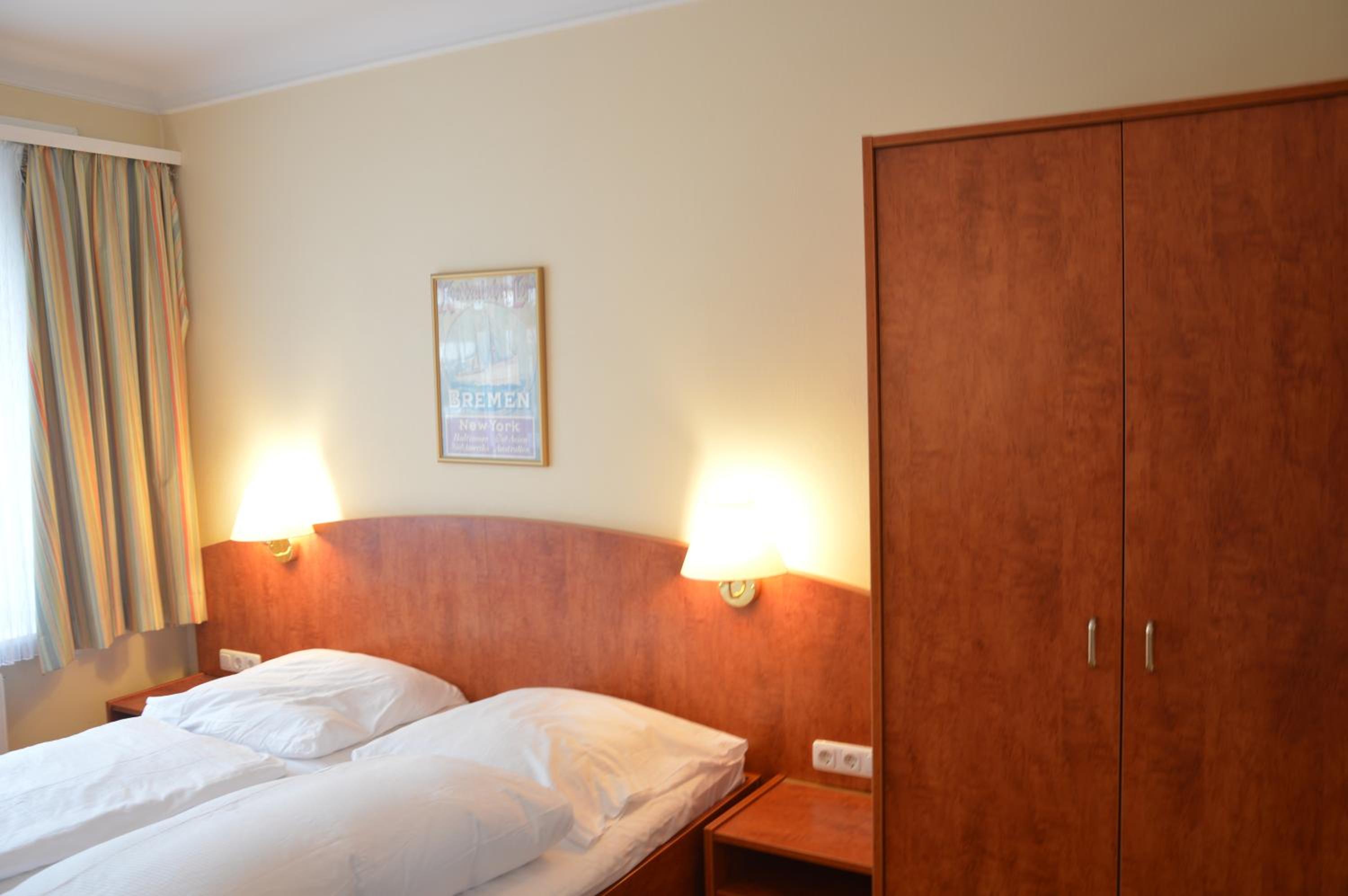 Double Room with Private External Bathroom - Photo 2
