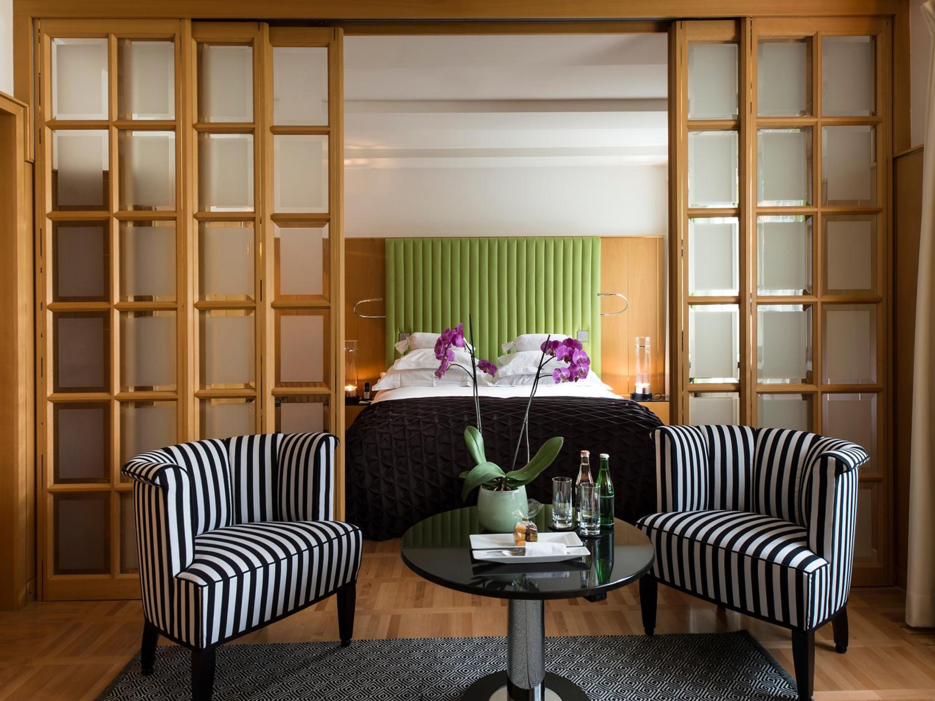 Queen Room with One Queen Bed (Non Smoking)