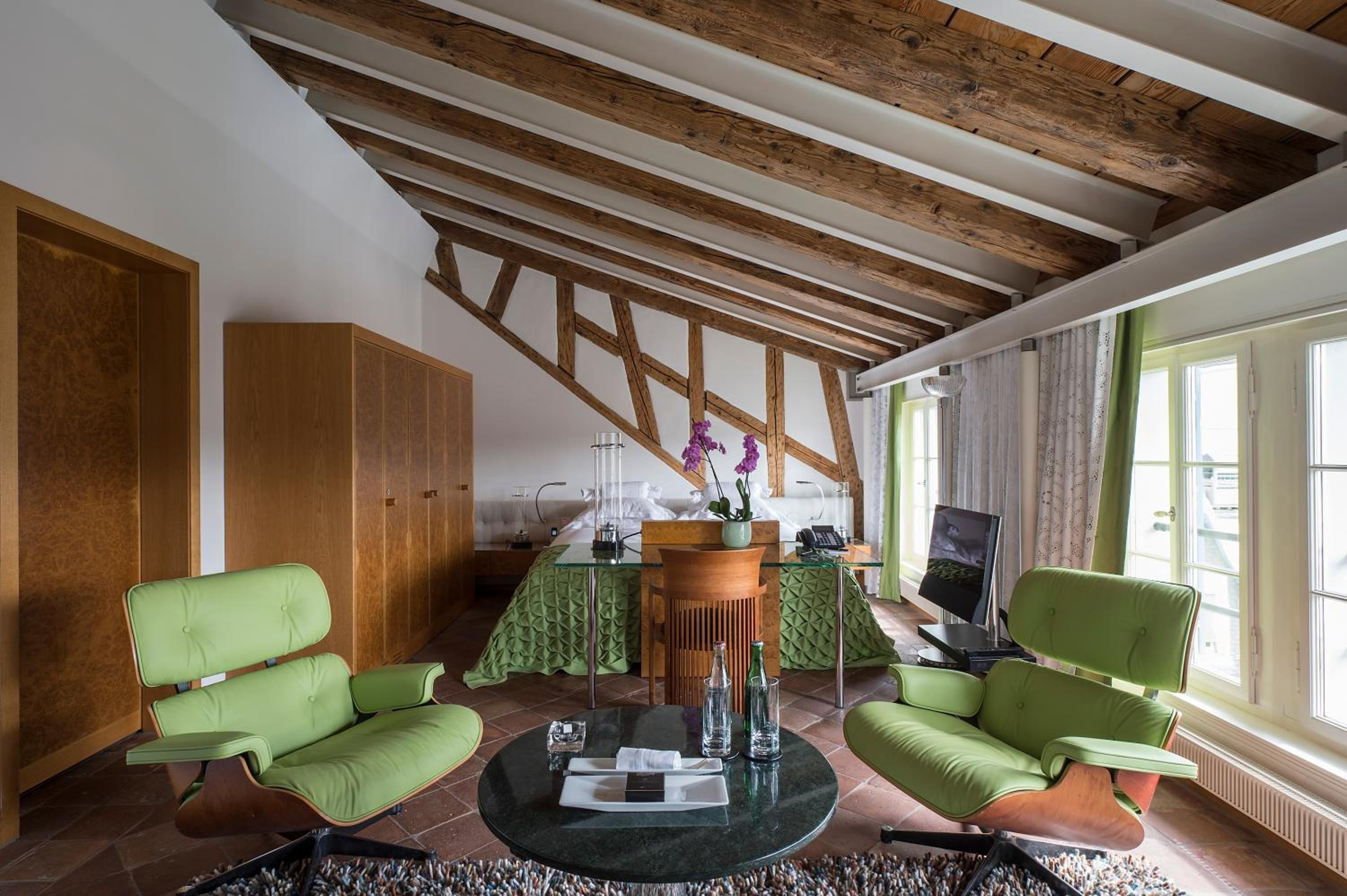 Superior Queen Room with One Queen Bed (Non Smoking)