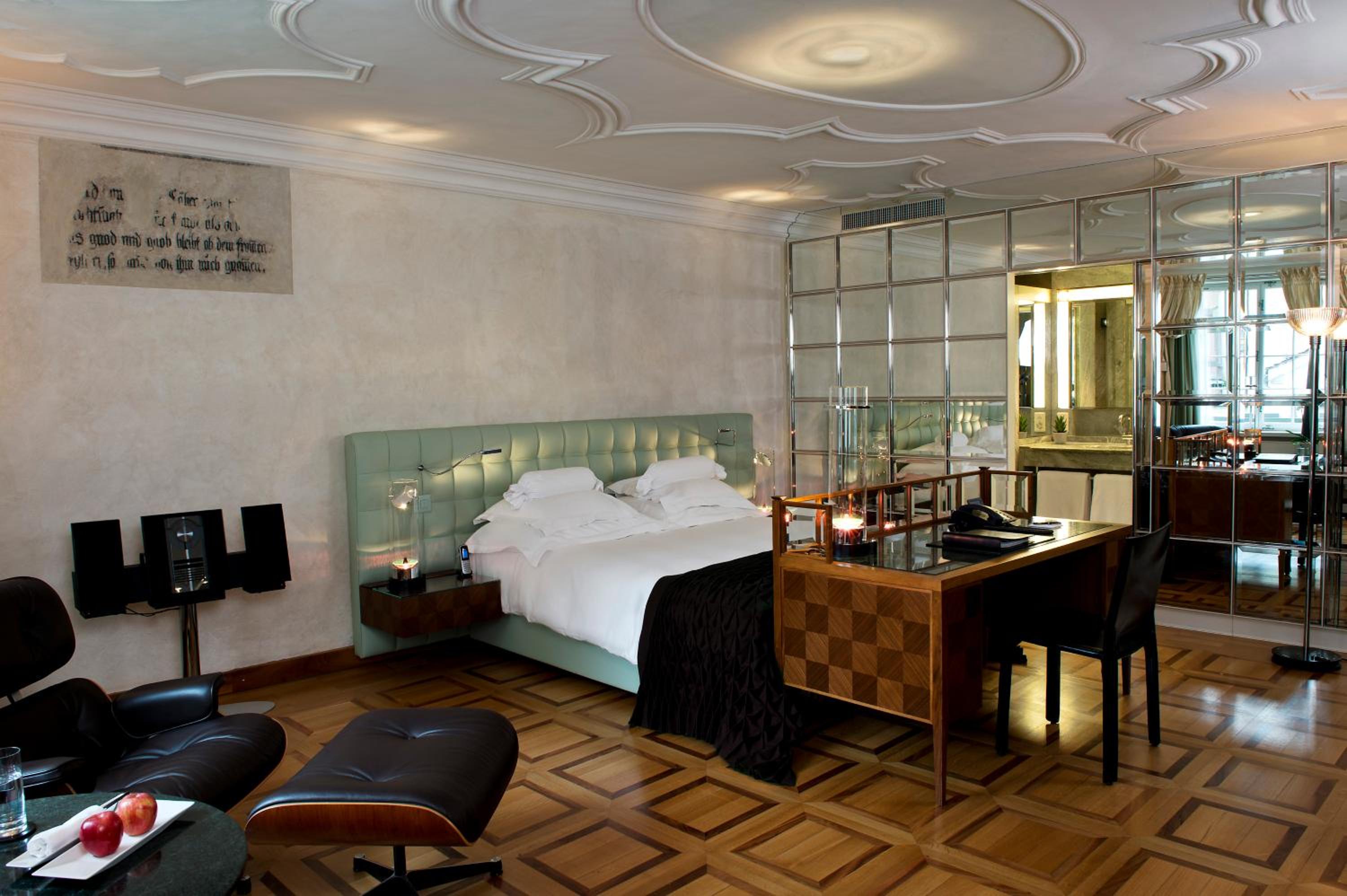 Superior Queen Room with One Queen Bed (Non Smoking)