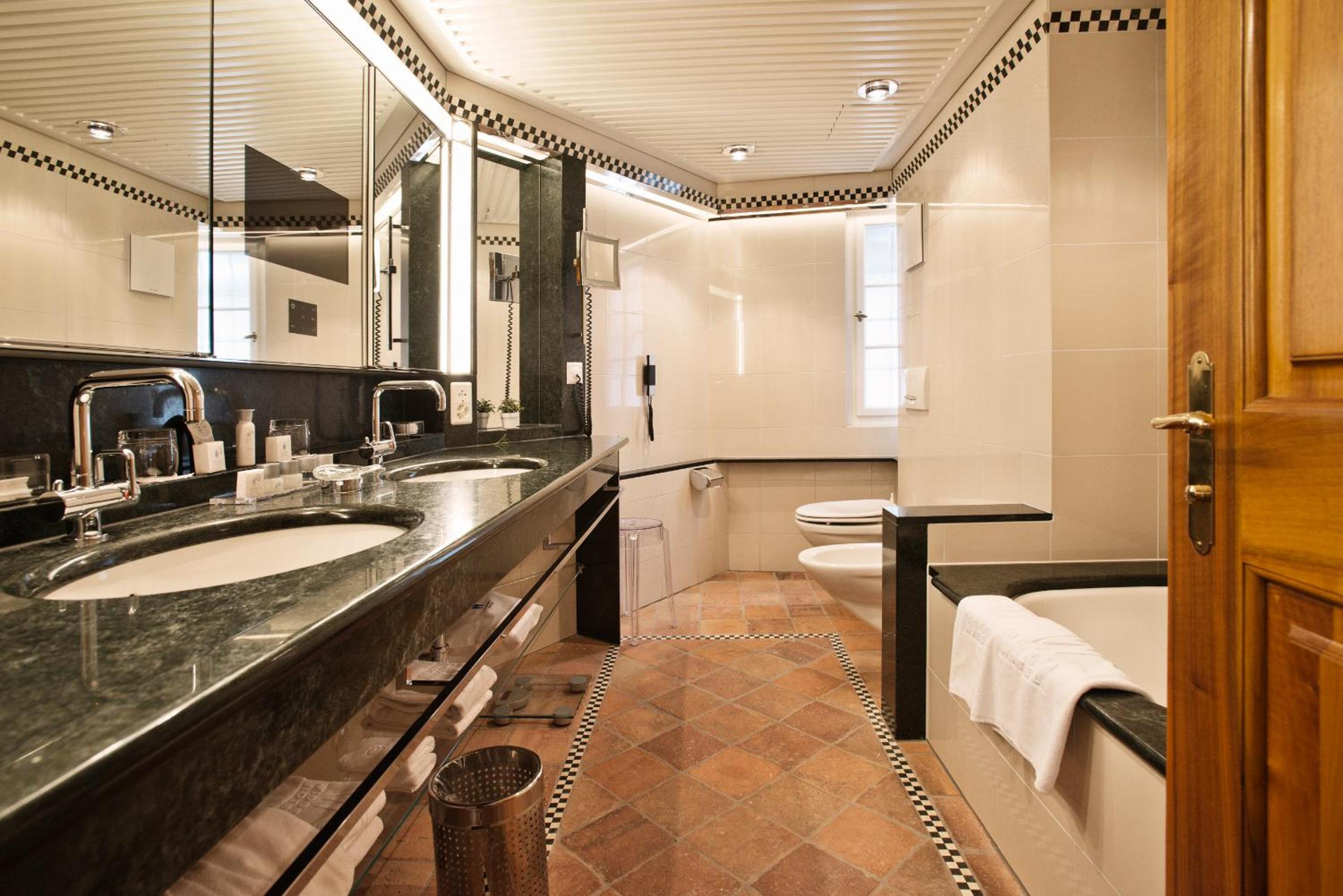 Suite with Shower (Non Smoking)