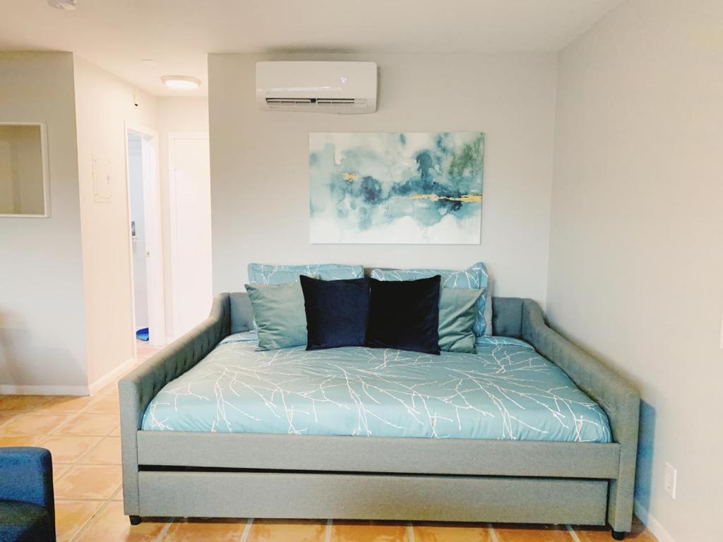 Superior Queen Studio with Kitchen and Futon photo 2